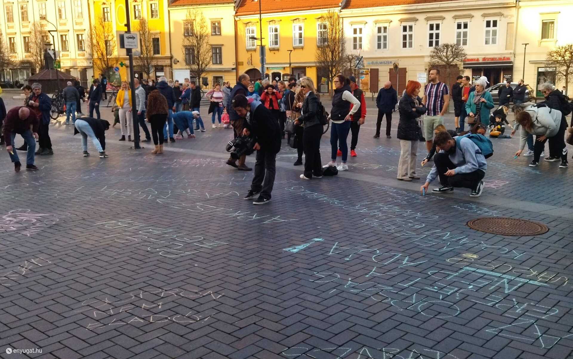 A fotósok persze megörökítették a rendhagyó aszfaltrajzokat.