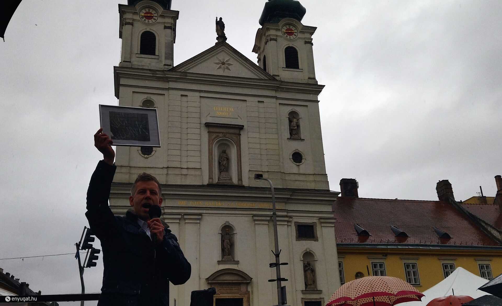 A taps mellé járt az aszfaltüzenet fotója is.