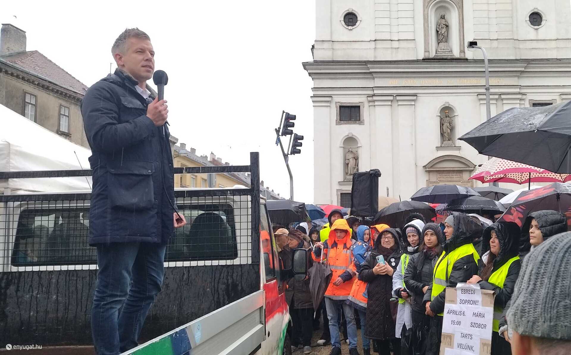 Magyar Péter nincs cukorból és nem fél a víztől - ezt is bebizonyította Sopronban.