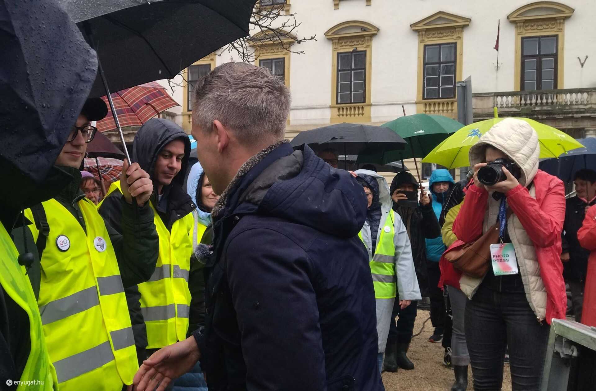 Külön köszöntötte azokat, akik segítették a rendezvényét.