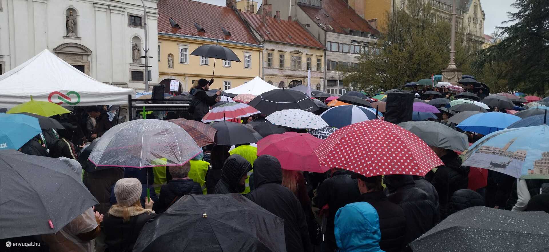 A szakadó eső ellenére is voltak, akik szombat délután jelenlétükkel kifejezték: változást akarnak.