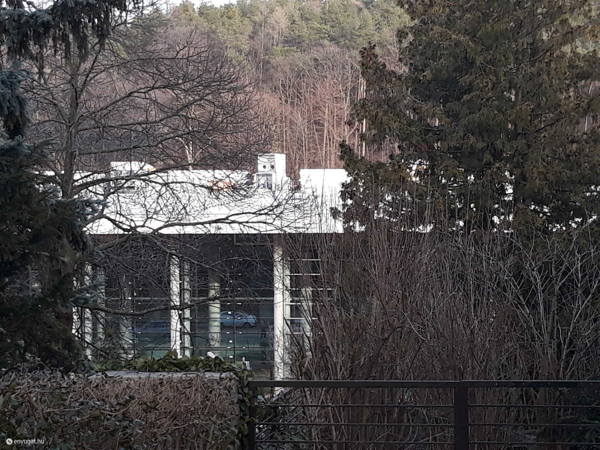 Magasabb helyekről látni jobban, mi minden kerül a tetőre.