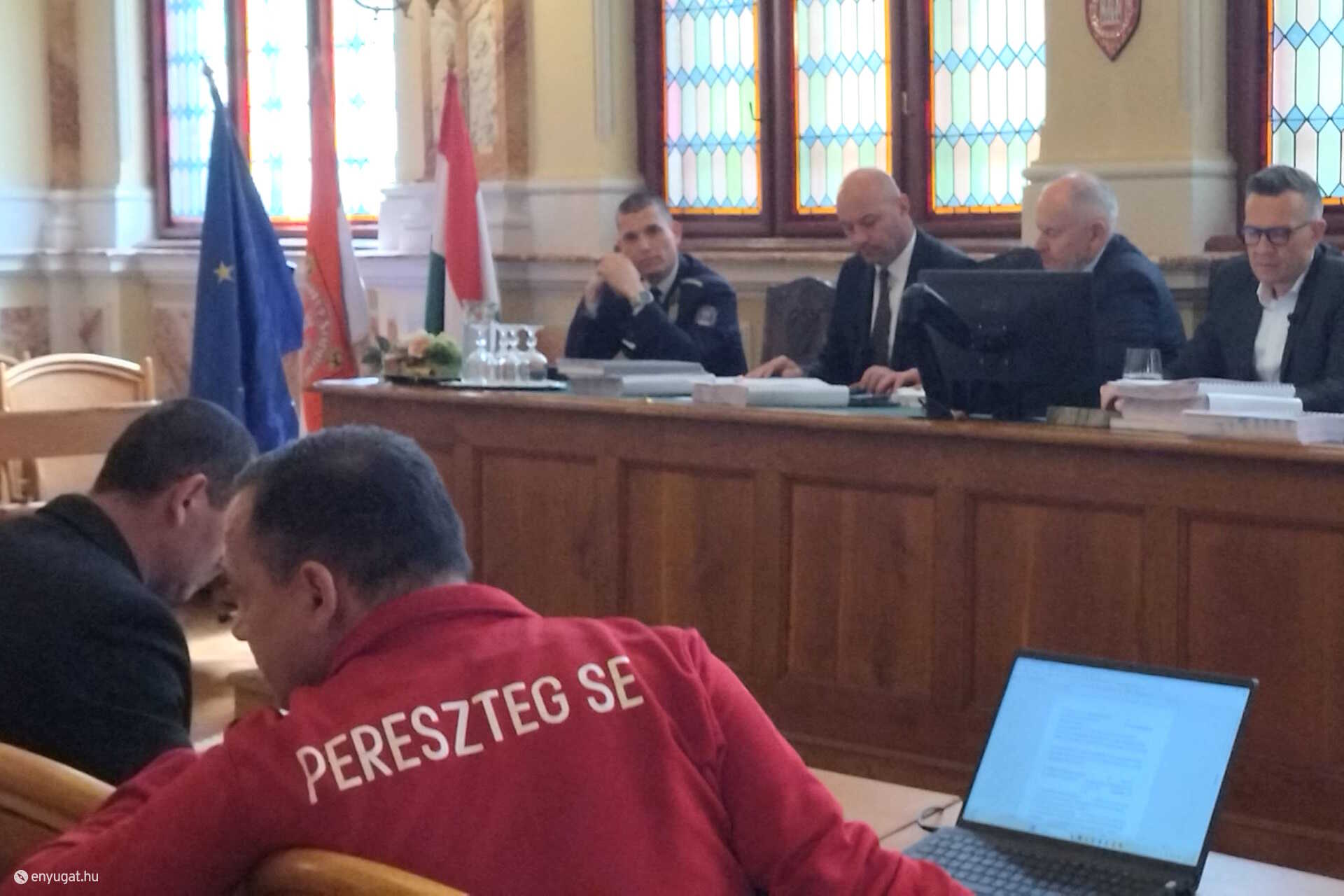 Holpár Csaba, a Kutyapárt képviselője az öltözékével is üzent, szerinte Pereszteg problémája nem áll meg a helyiségtáblánál.