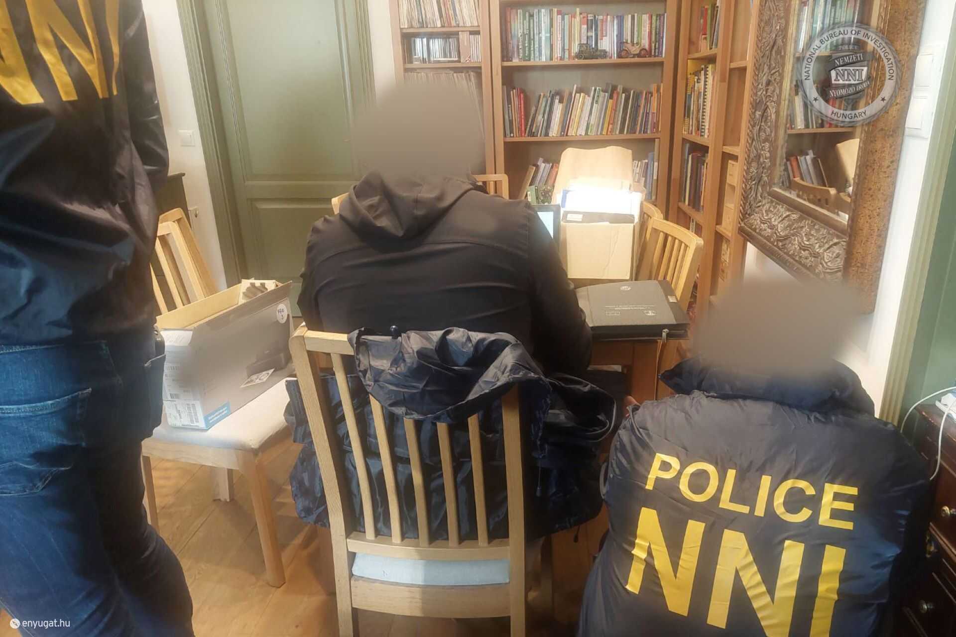 A rendőrök lefoglalták a fiatal digitális eszközeit.