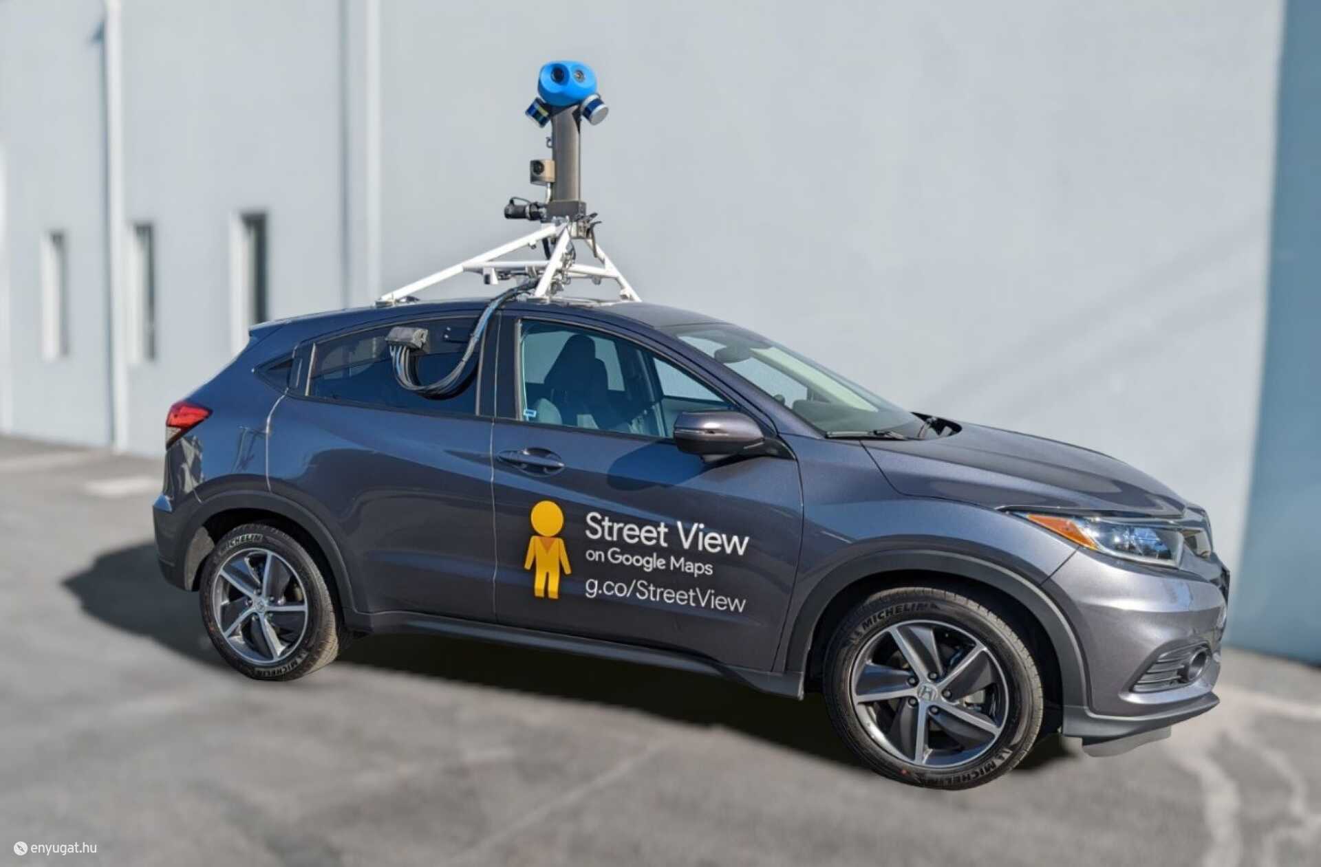 A Google rendszeresen járja az utakat speciális Street View autóival.