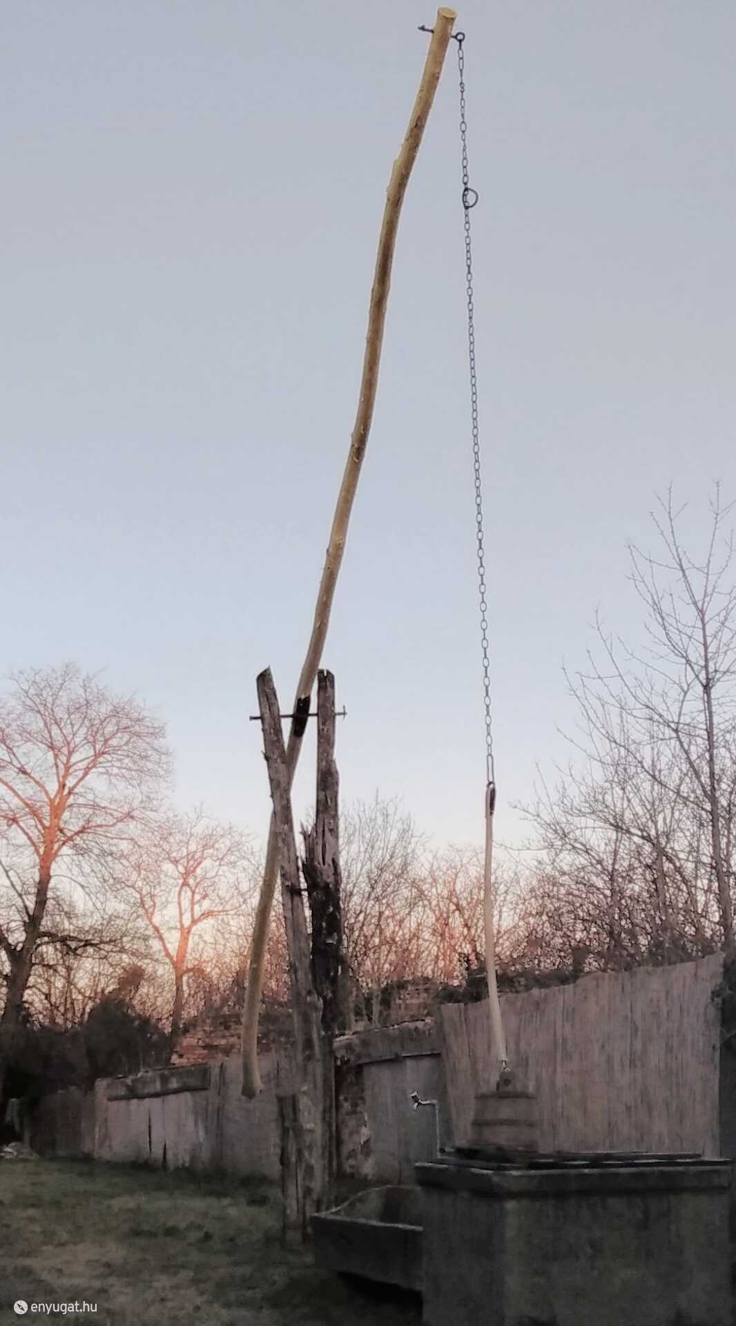 Újra a magasból merítheti a vizet az öreg gémeskút. 