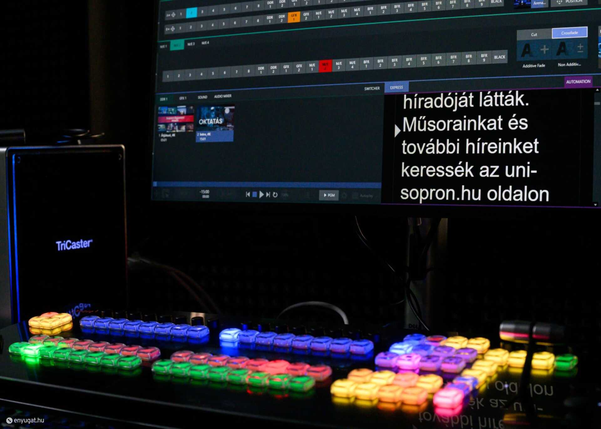 A médiastúdió a modern audiovizuális technológiával felszerelve új dimenziókat nyit meg az oktatásban és a kommunikációban.