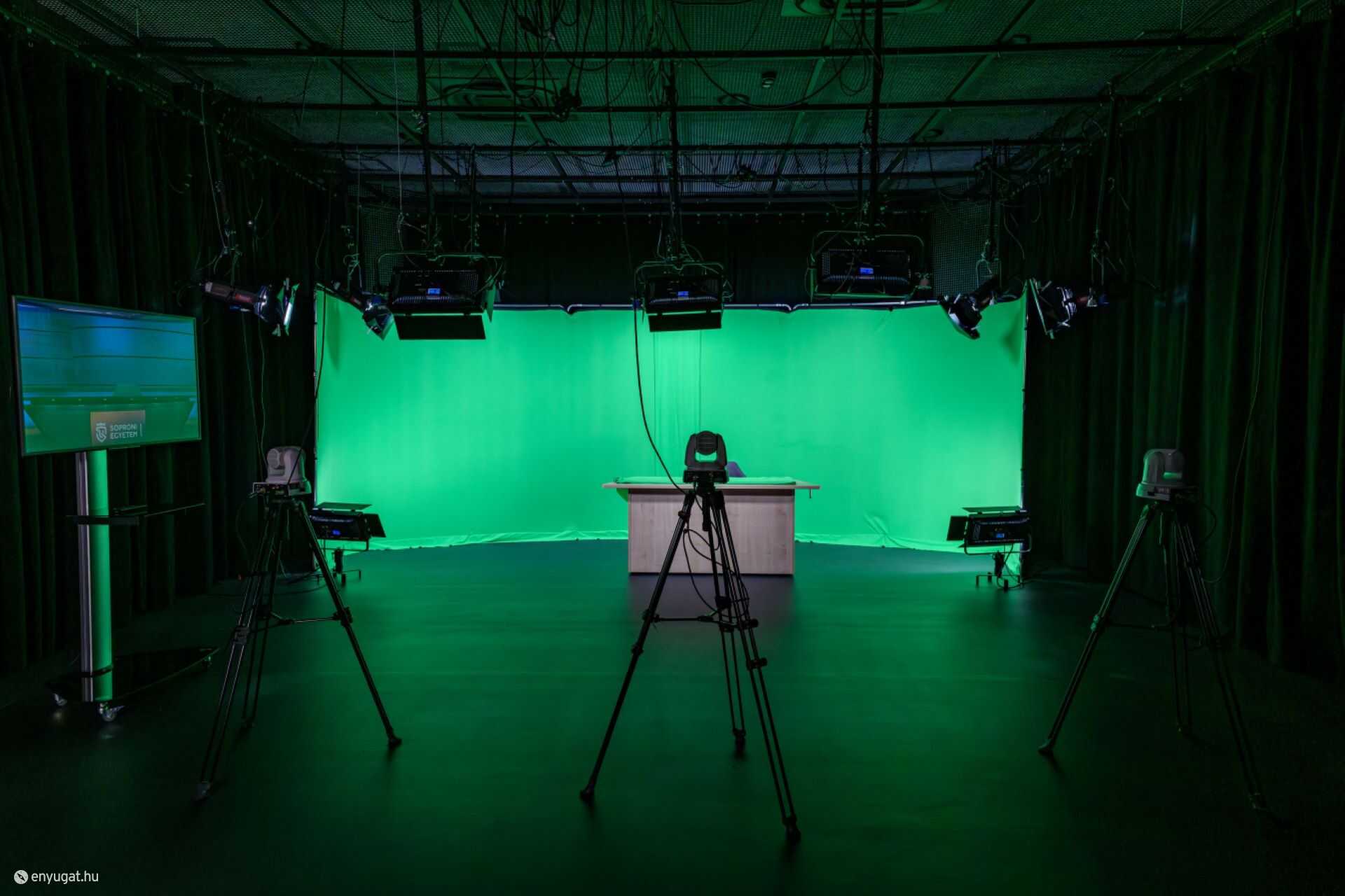 A stúdió lehetőséget teremt oktatási videók, podcastok, kampányfilmek készítésére is.