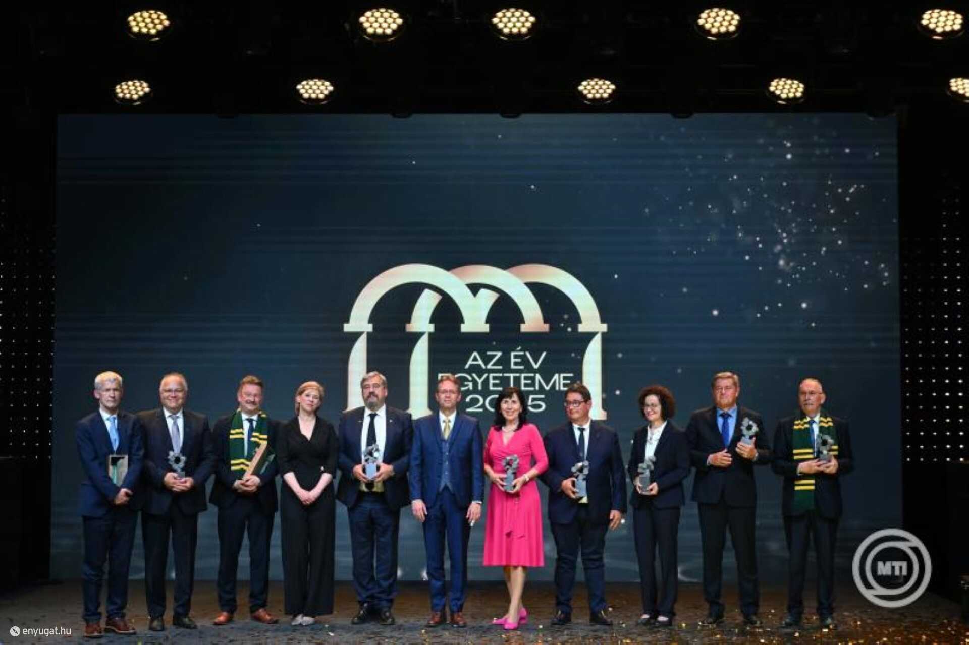 A soproni rektor (balról a második) a díjazottak között.