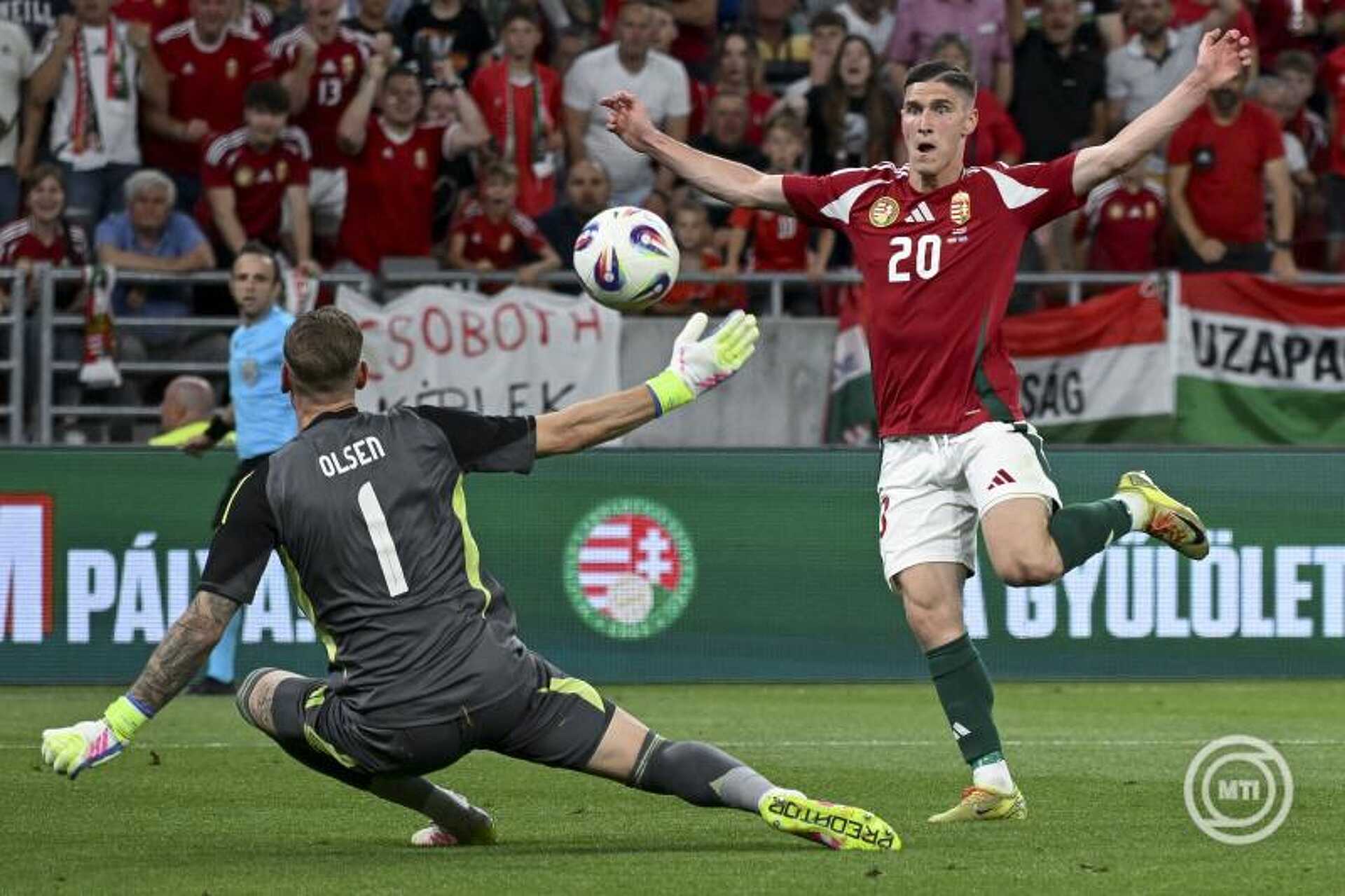 Sallai Roland (b) és Robin Olsen svéd kapus a Magyarország - Svédország barátságos labdarúgó-mérkőzésen a Puskás Arénában