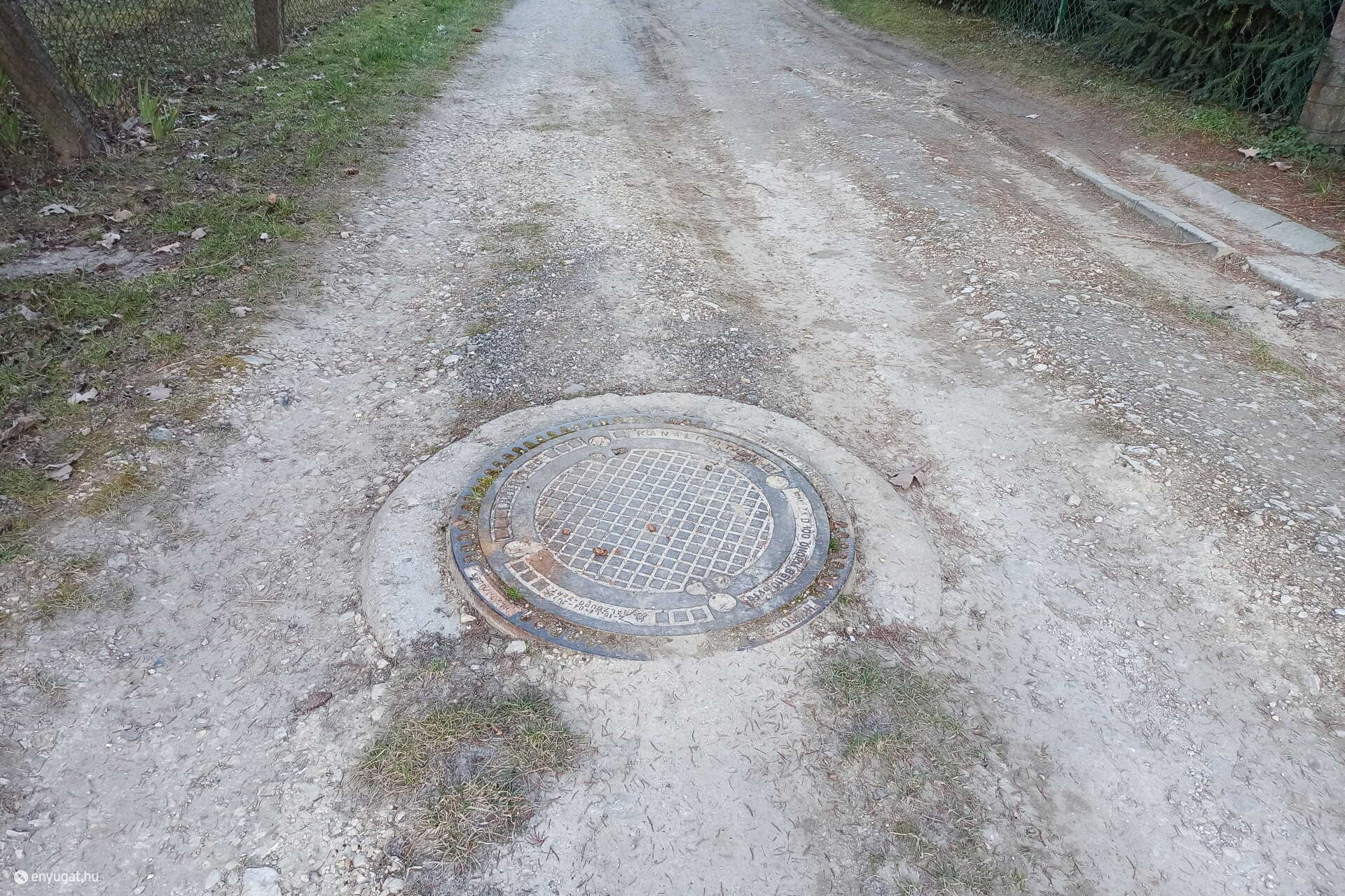 Kút az aknafedél alatt a Kertbarátok útján