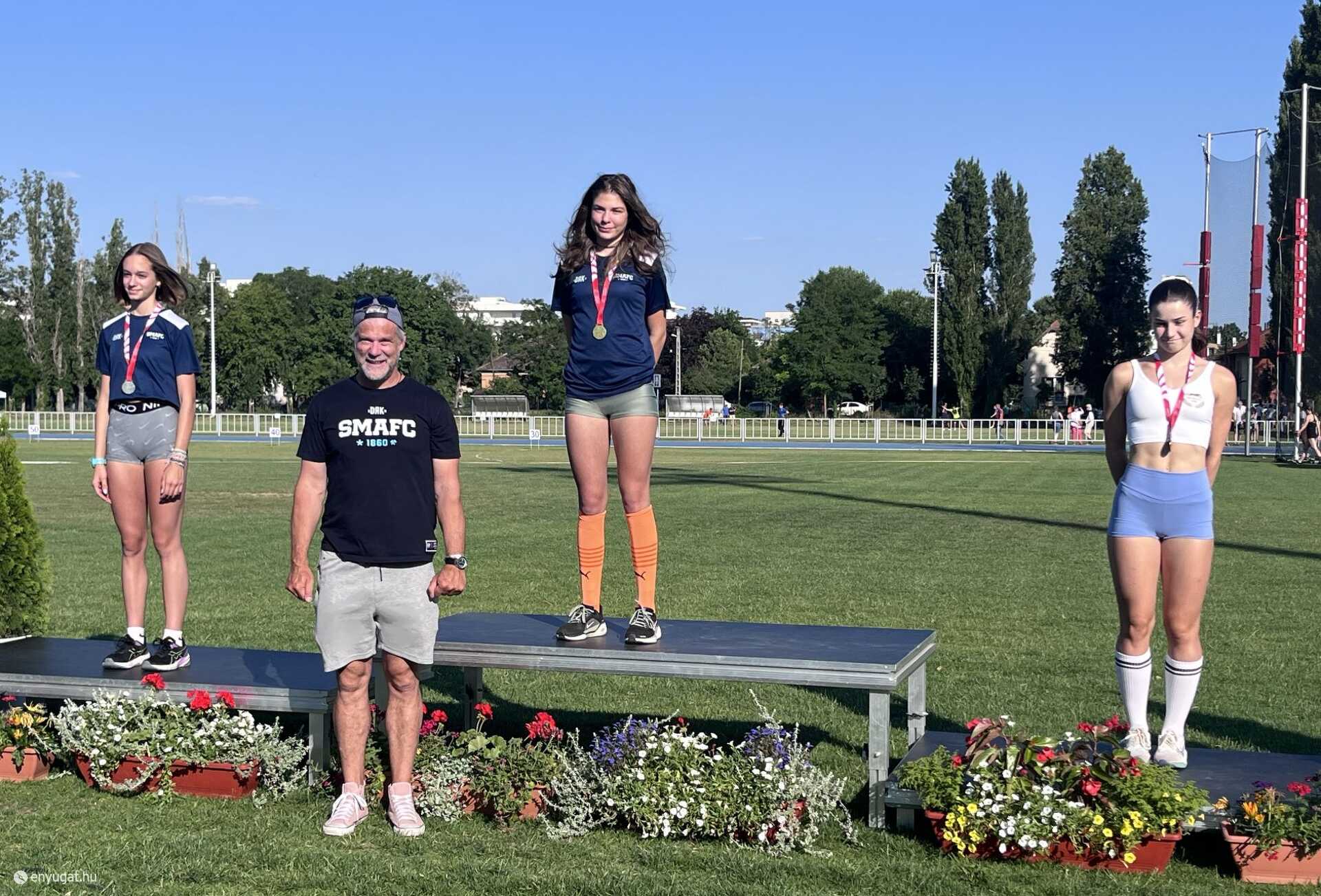 A hármasugrás dobogósai közül ketten is a SMAFC versenyzői. Szupper Luca és Szabó-Kirády Liza előtt Szabó Ambrus edző.
