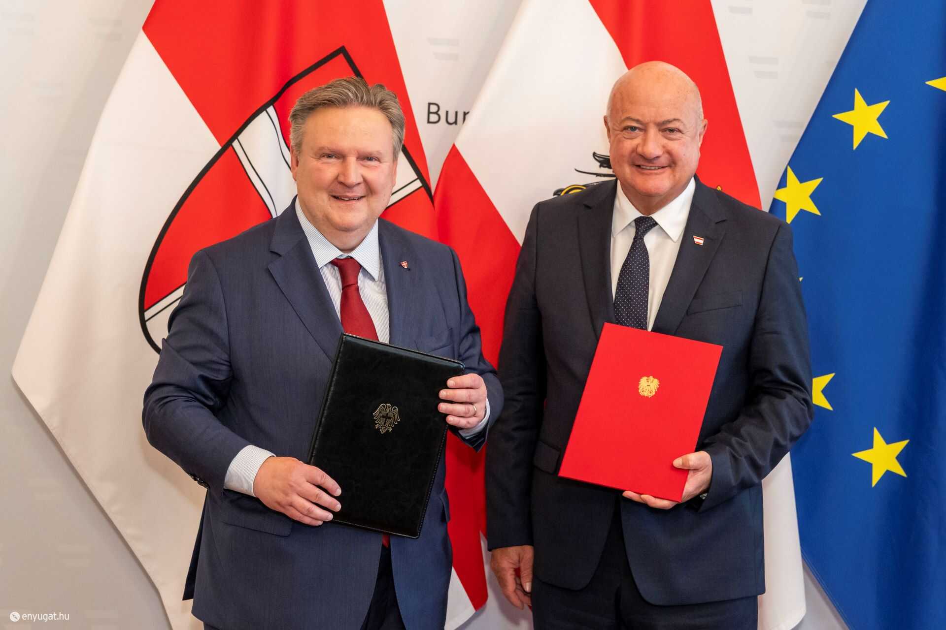 Michael Ludwig, Bécs polgármestere és Christian Stocker, Ausztria szövetségi kancellárja az MI-Gigagyár-projekt bemutatóján.