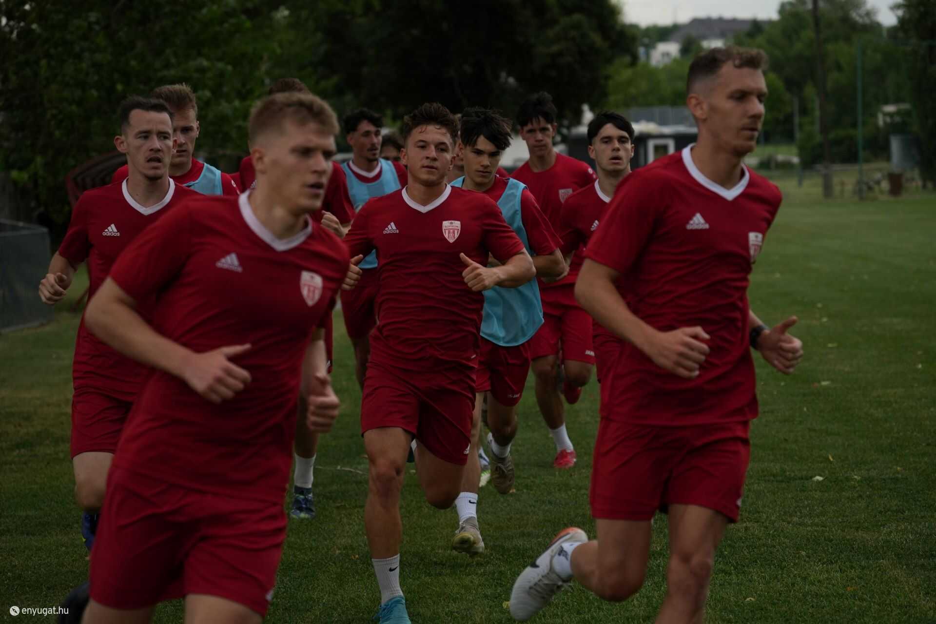 Az edzéseket az Anger-réti Sporttelepen tartják miközben a Soproni Városi Stadion pályáit felújítják.