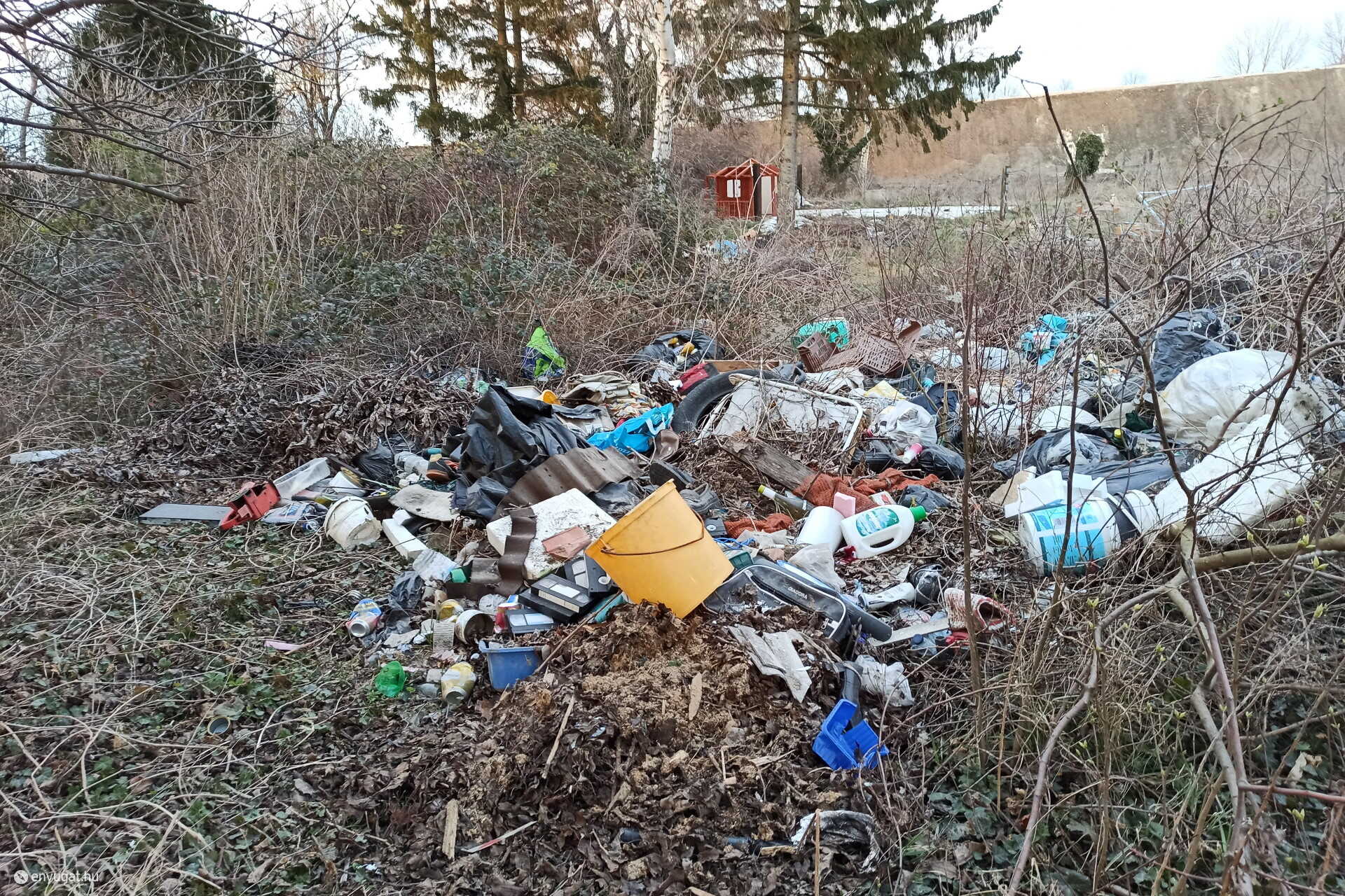 Szemét a Kallómalom utca környékén