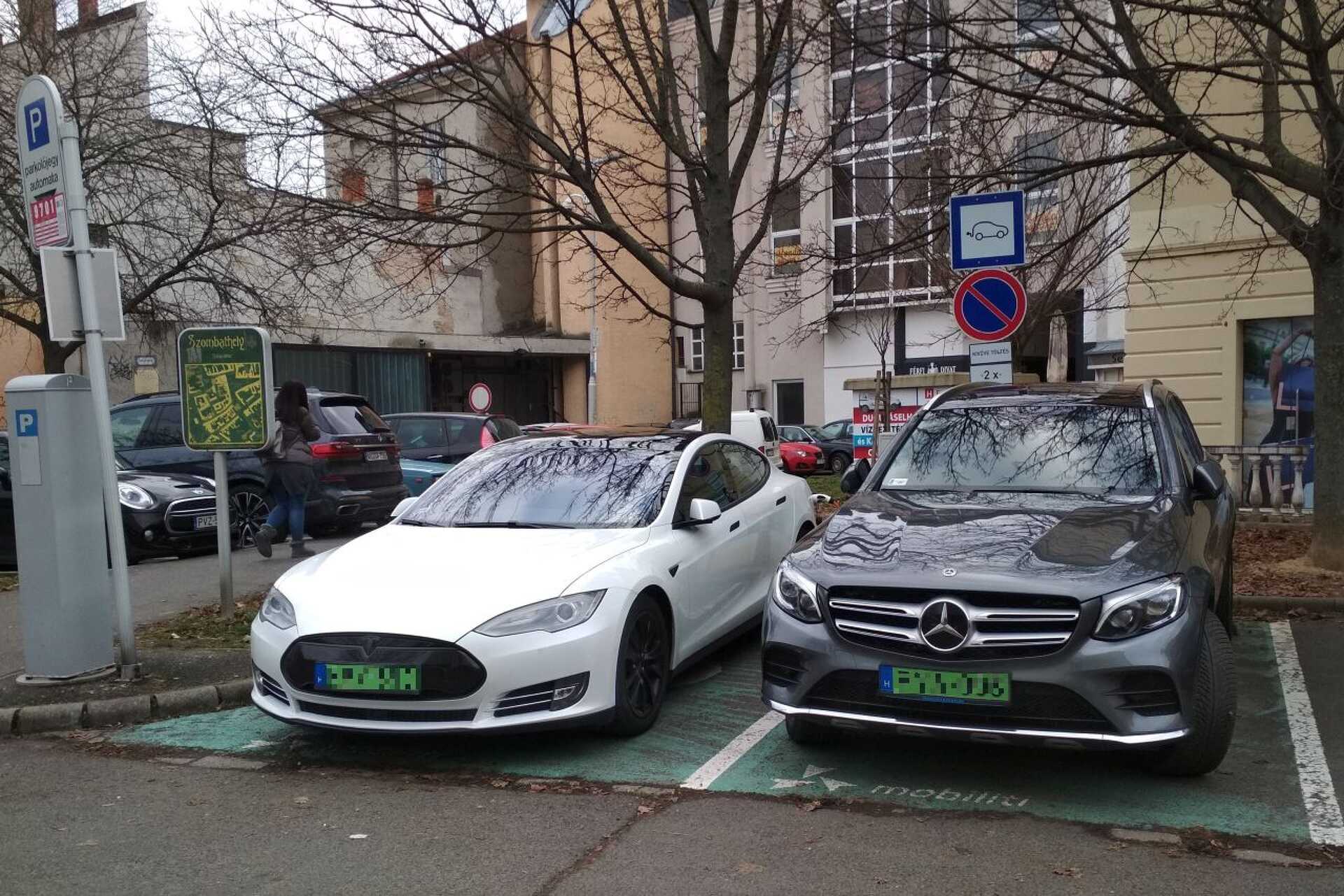Elektromos autók töltés közben Szombathelyen
