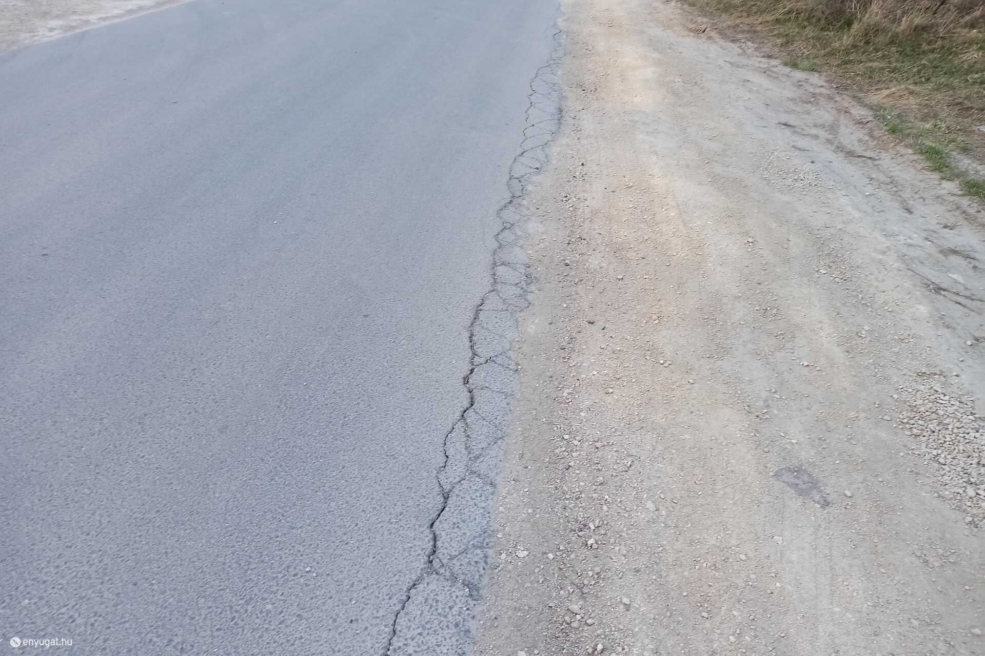 Töredezett aszfalt a Tómalom utcában
