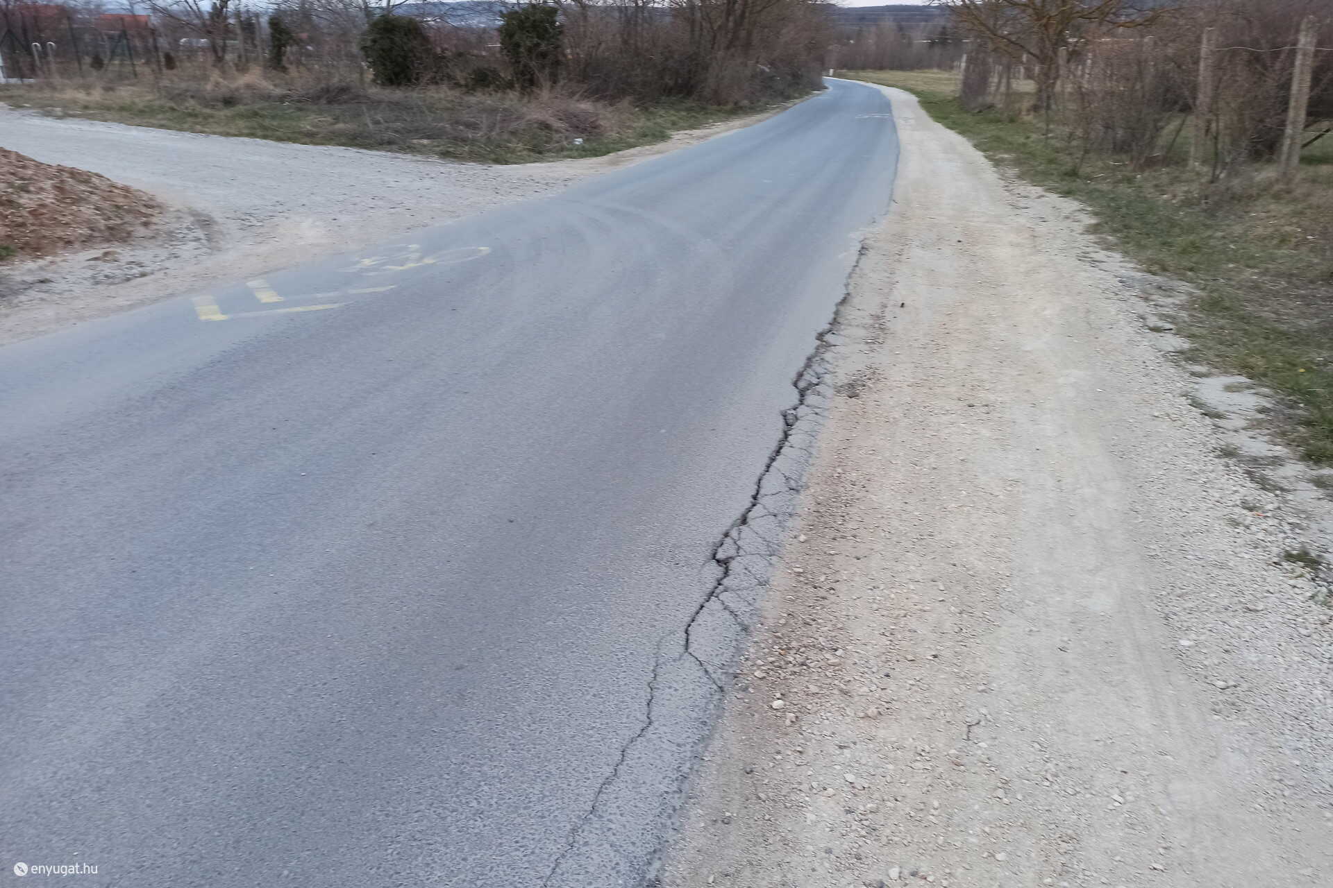 Töredezett aszfalt a Tómalom utcában