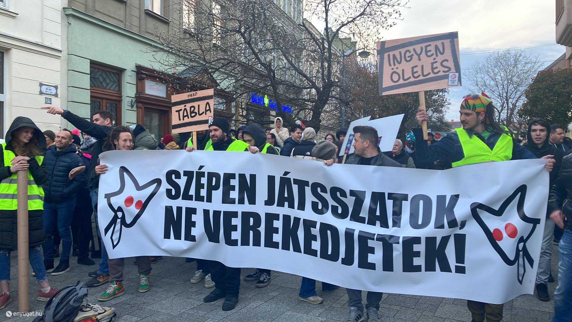 Ellentüntetők Orbán Viktor rendezvényén