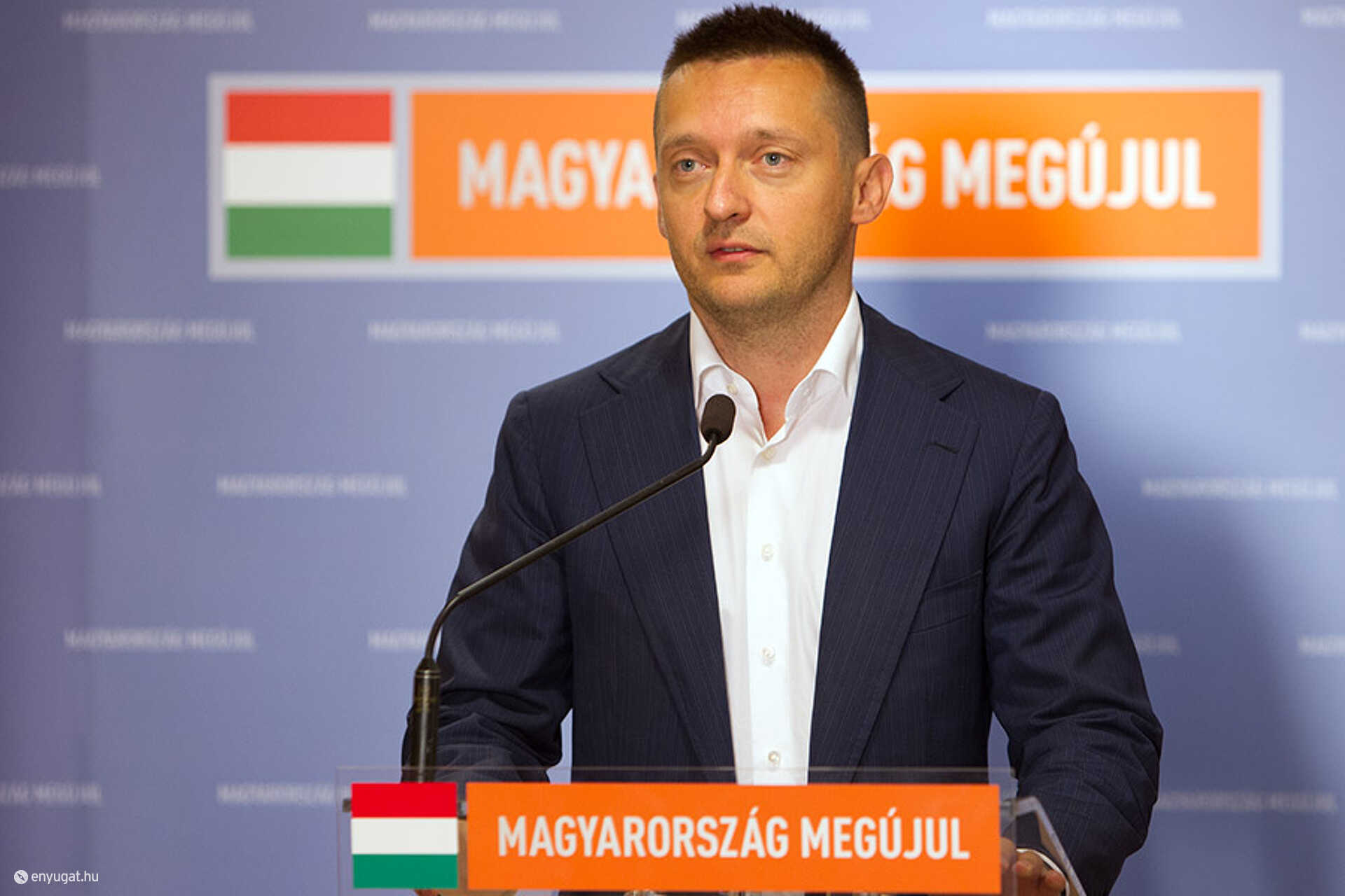 Egy 2012-es sajtótájékoztatón