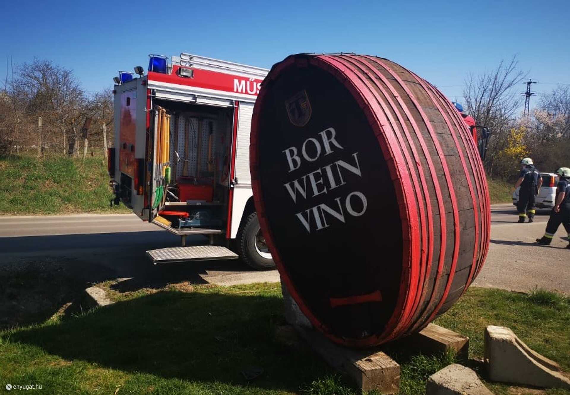 A hordó megmenekült, de az egyik betontartó összetört.