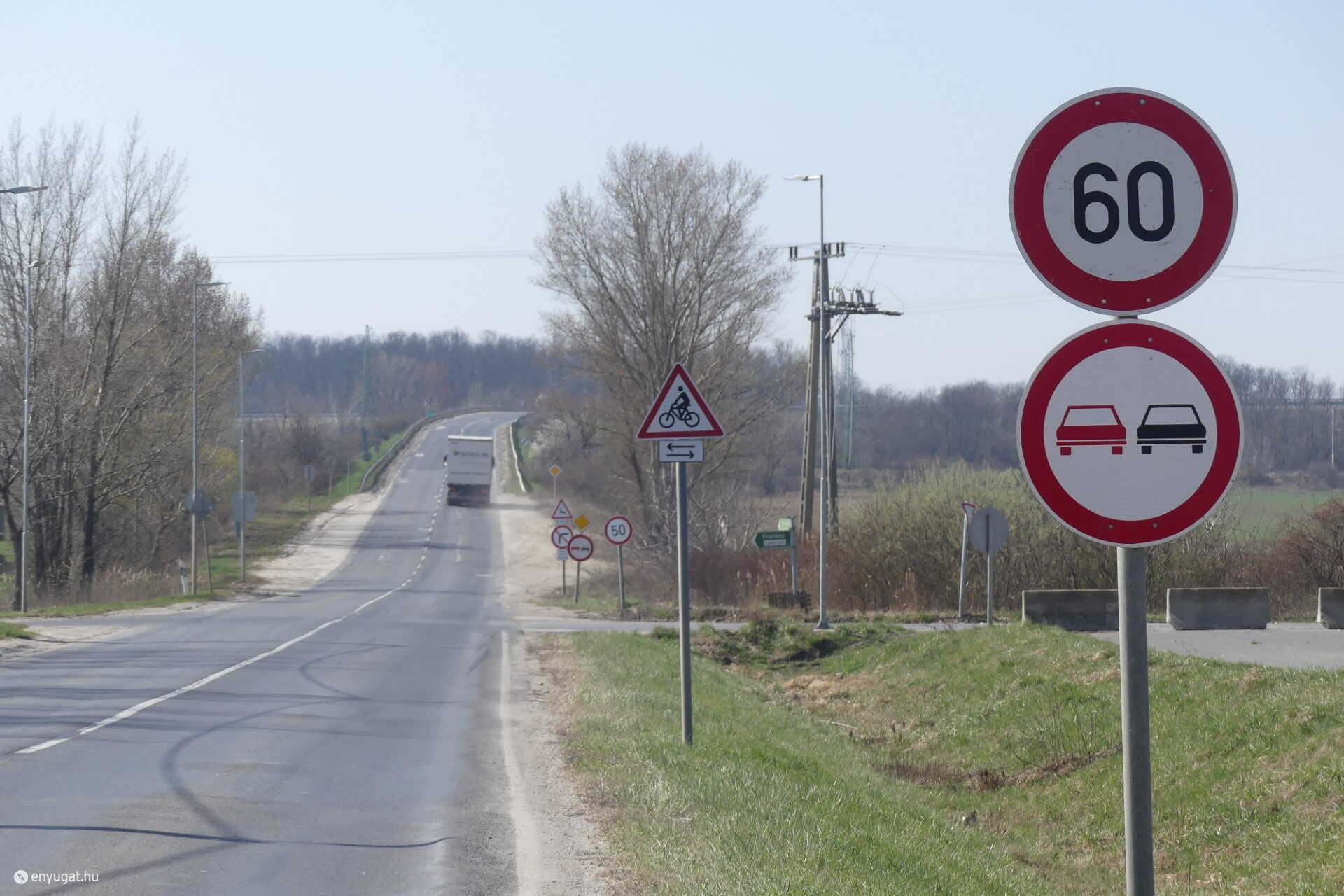 Kint felejtett táblák a 861-es úton