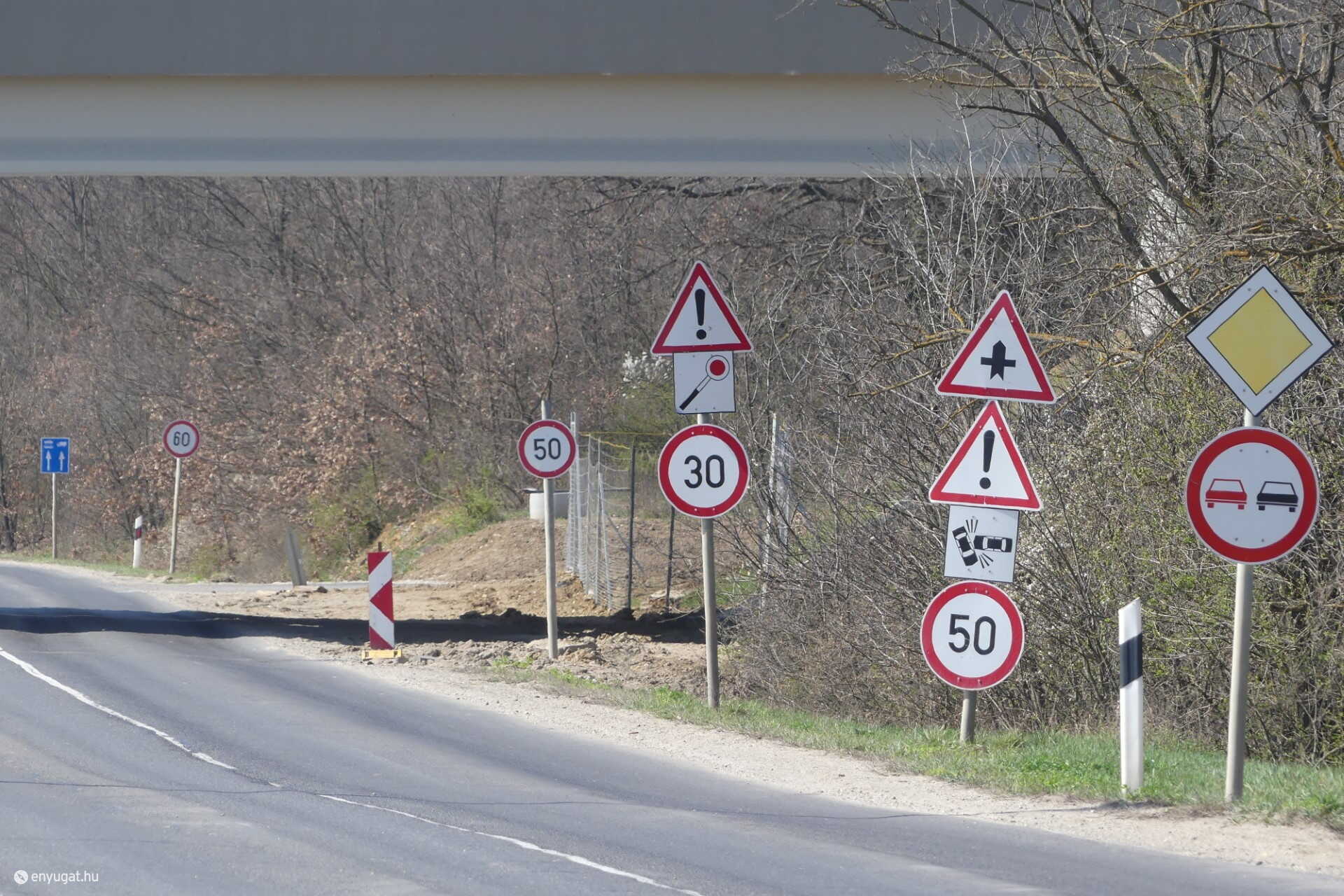 Kint felejtett táblák a 861-es úton