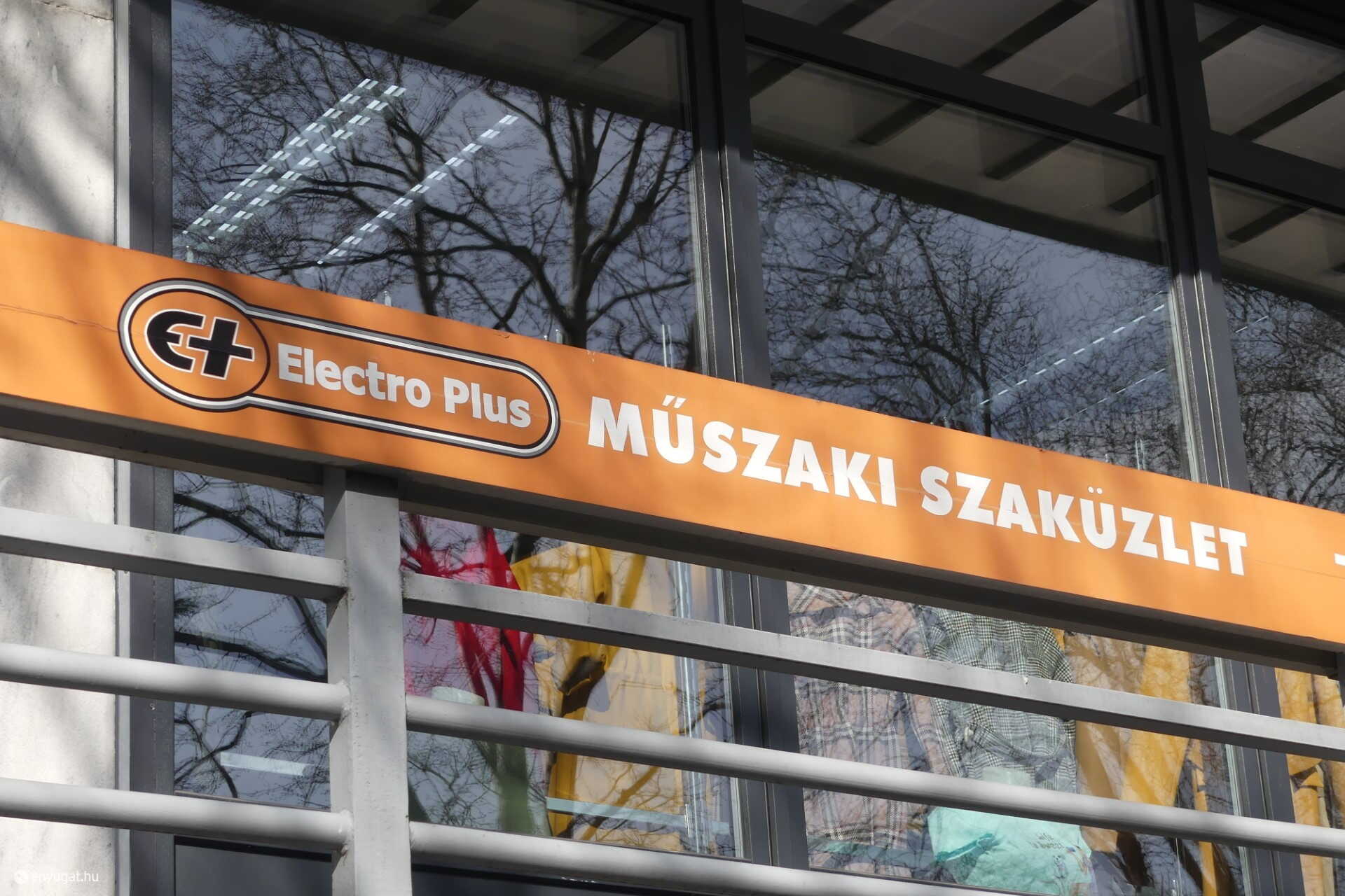 Régi logók az Ikva/Fenyő áruház korlátján