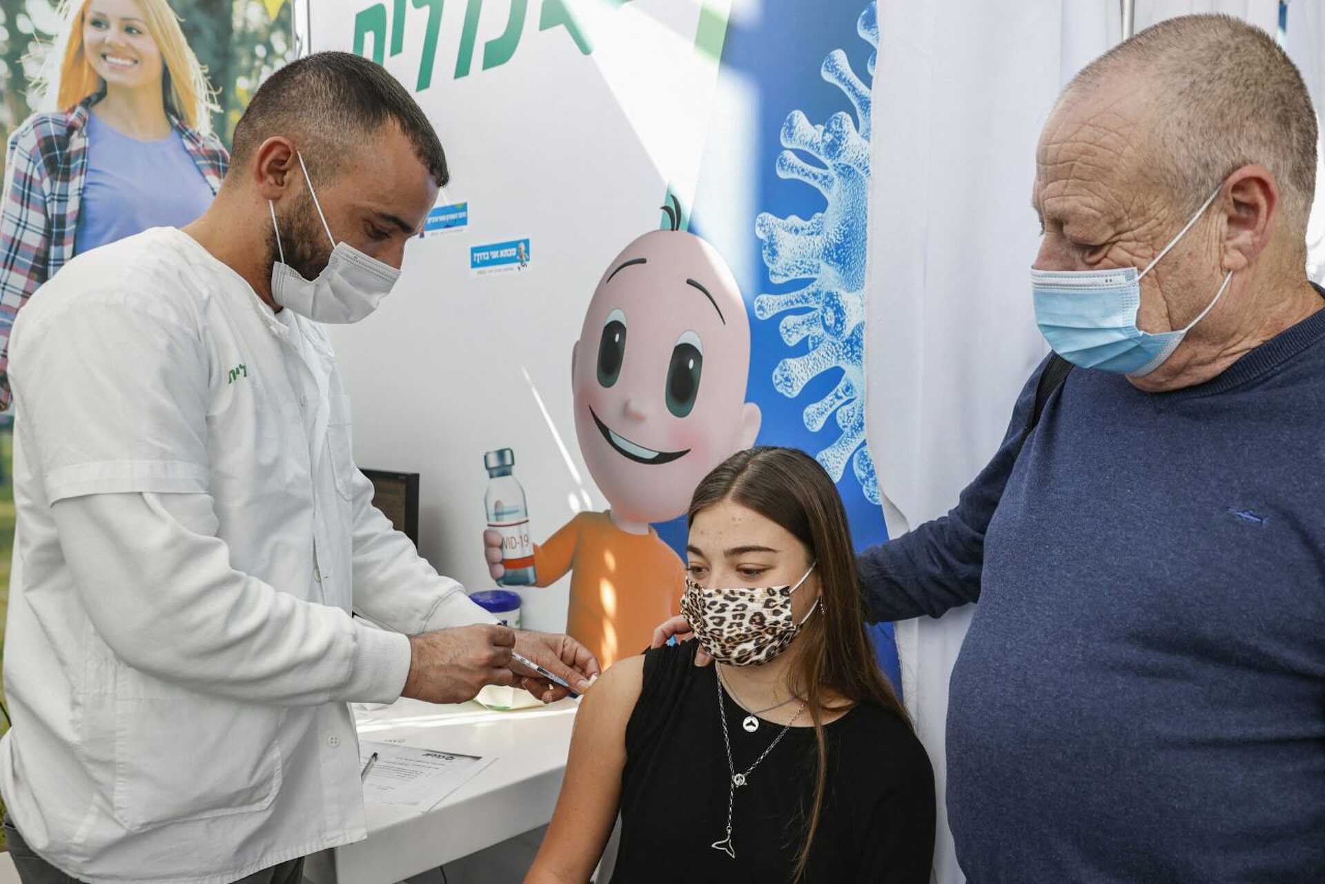 Egy tinilány megkapja a Pfizer vakcináját Izraelben