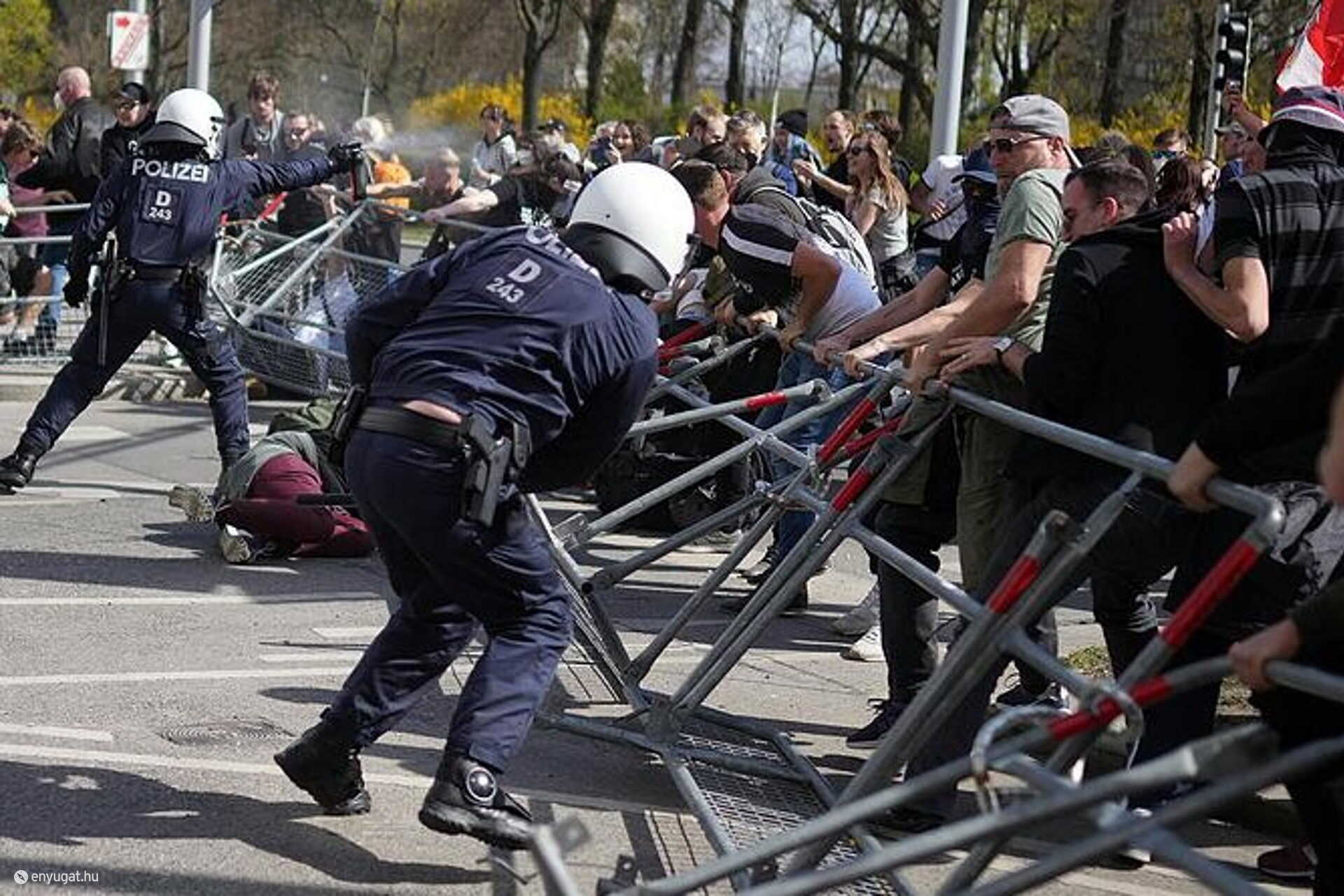 A tüntetőkkel szemben bors-spray-ket is használtak a rendőrök.