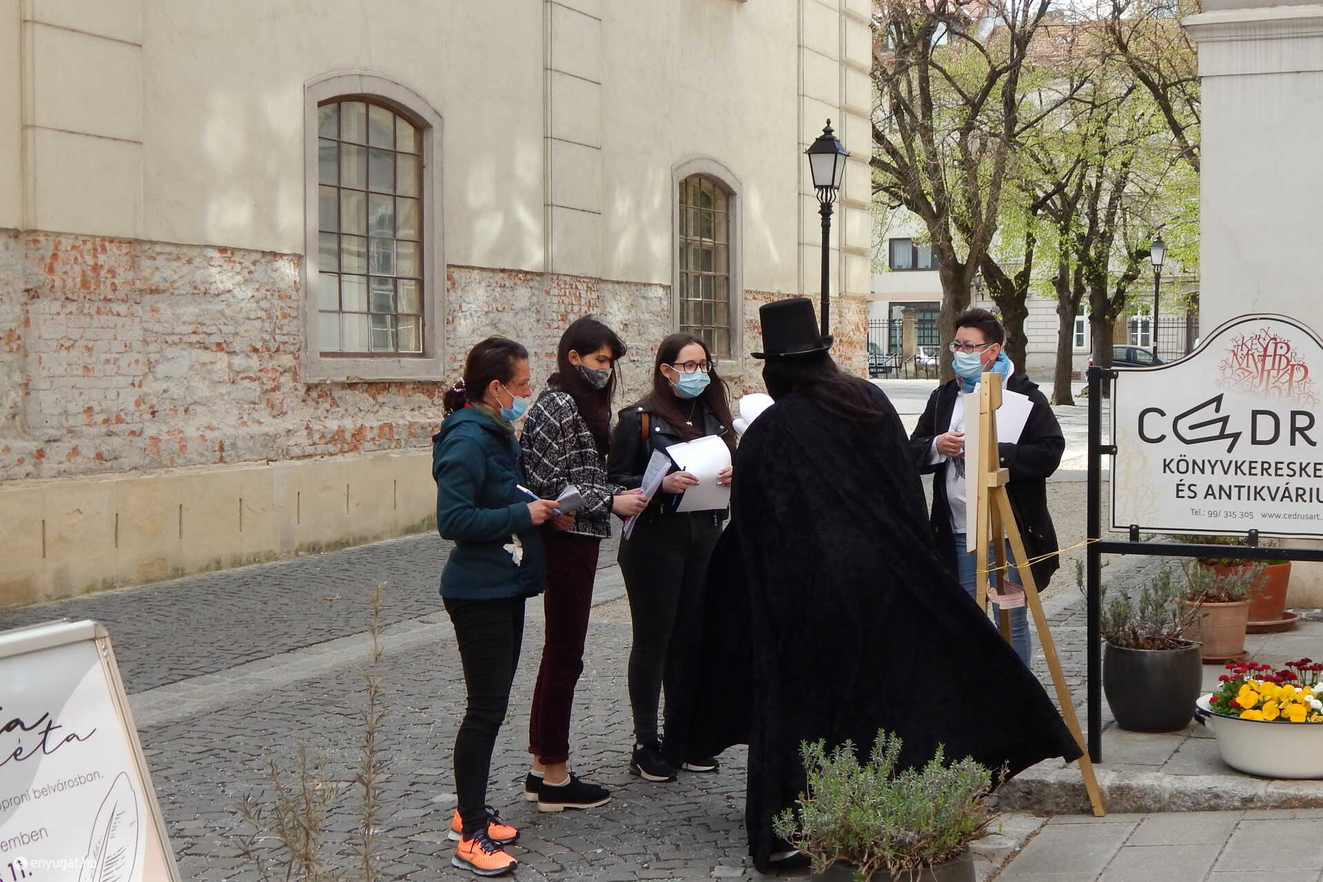 A Cédrus Könyvesboltnál a résztvevők jutalma a Kossuth-díjas soproni Rakovszky Zsuzsa dedikált verse volt.