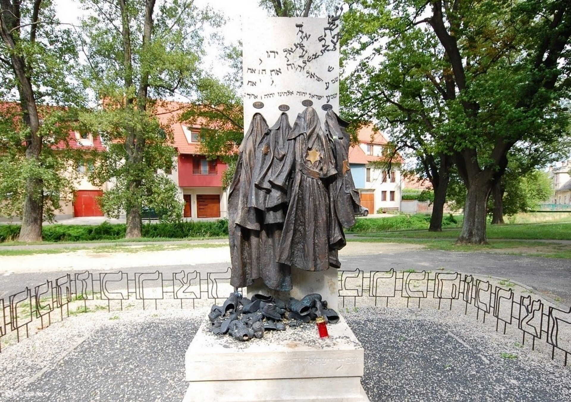 A holokauszt emlékmű a soproni Papréten. Kutas László alkotása.
