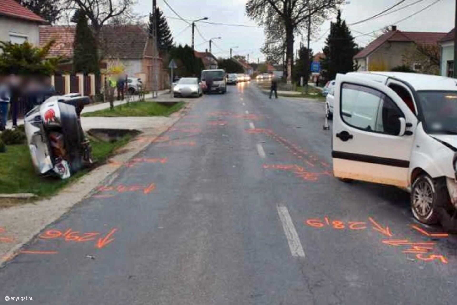 A Fő utcában ütközött össze a két autó, a mentők kórházba vitték a járművek utasait.