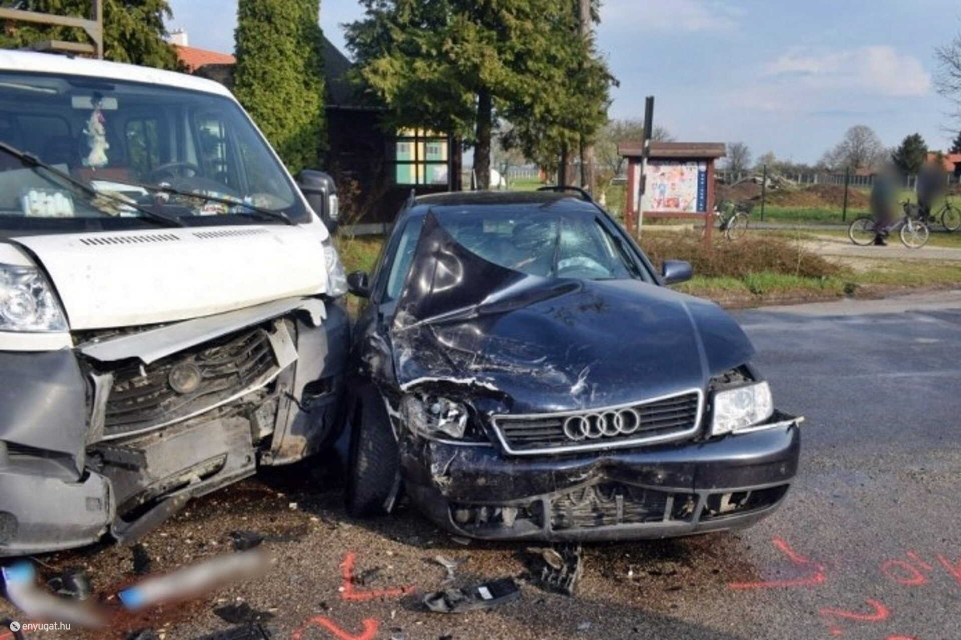 A kisteherautó megcsúszott a kanyarban és a személyautónak ütközött.