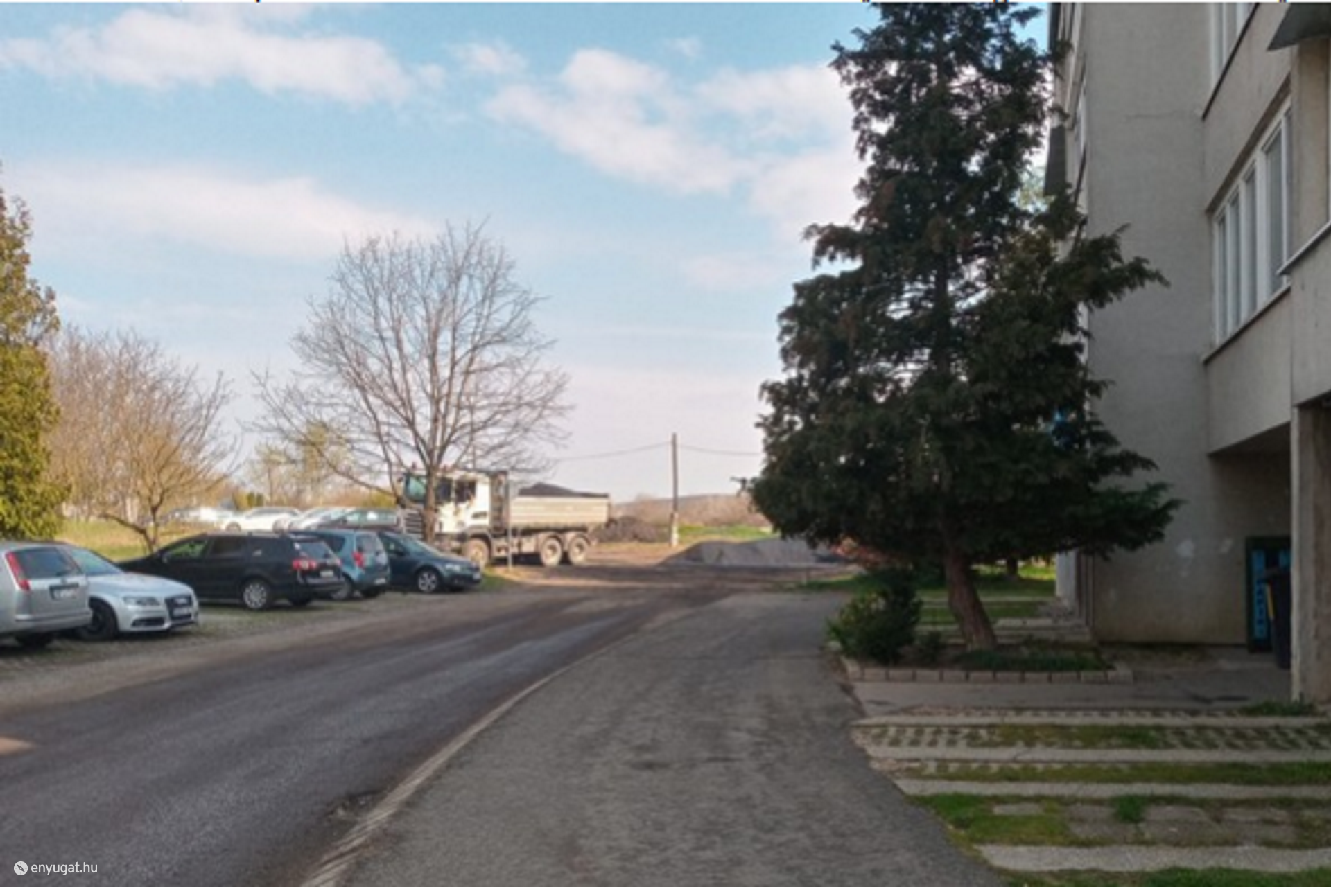 A kész építési anyagot szépen egy halomba rakják.