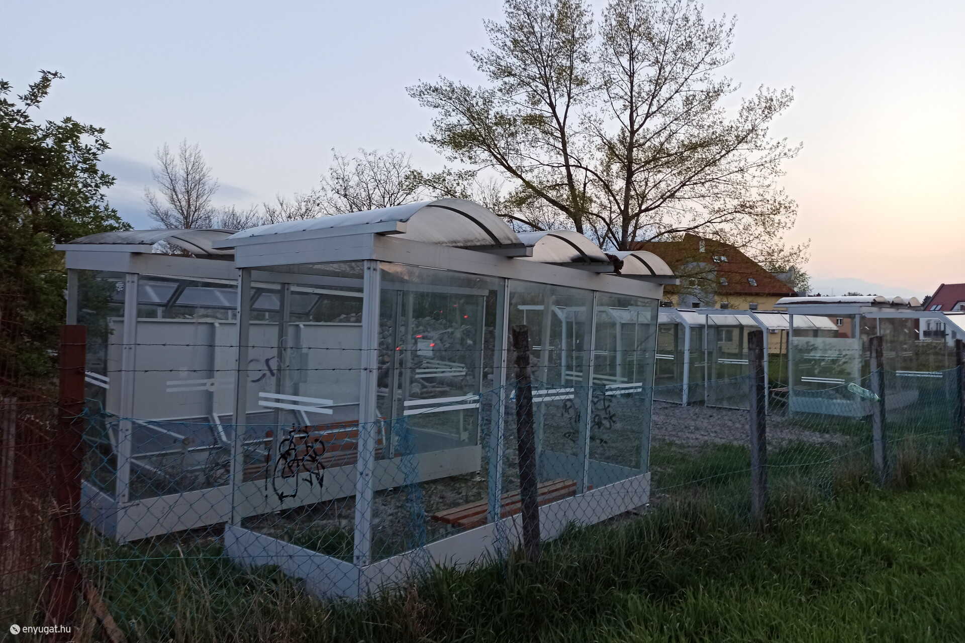 A régi buszvárók egy üres telken