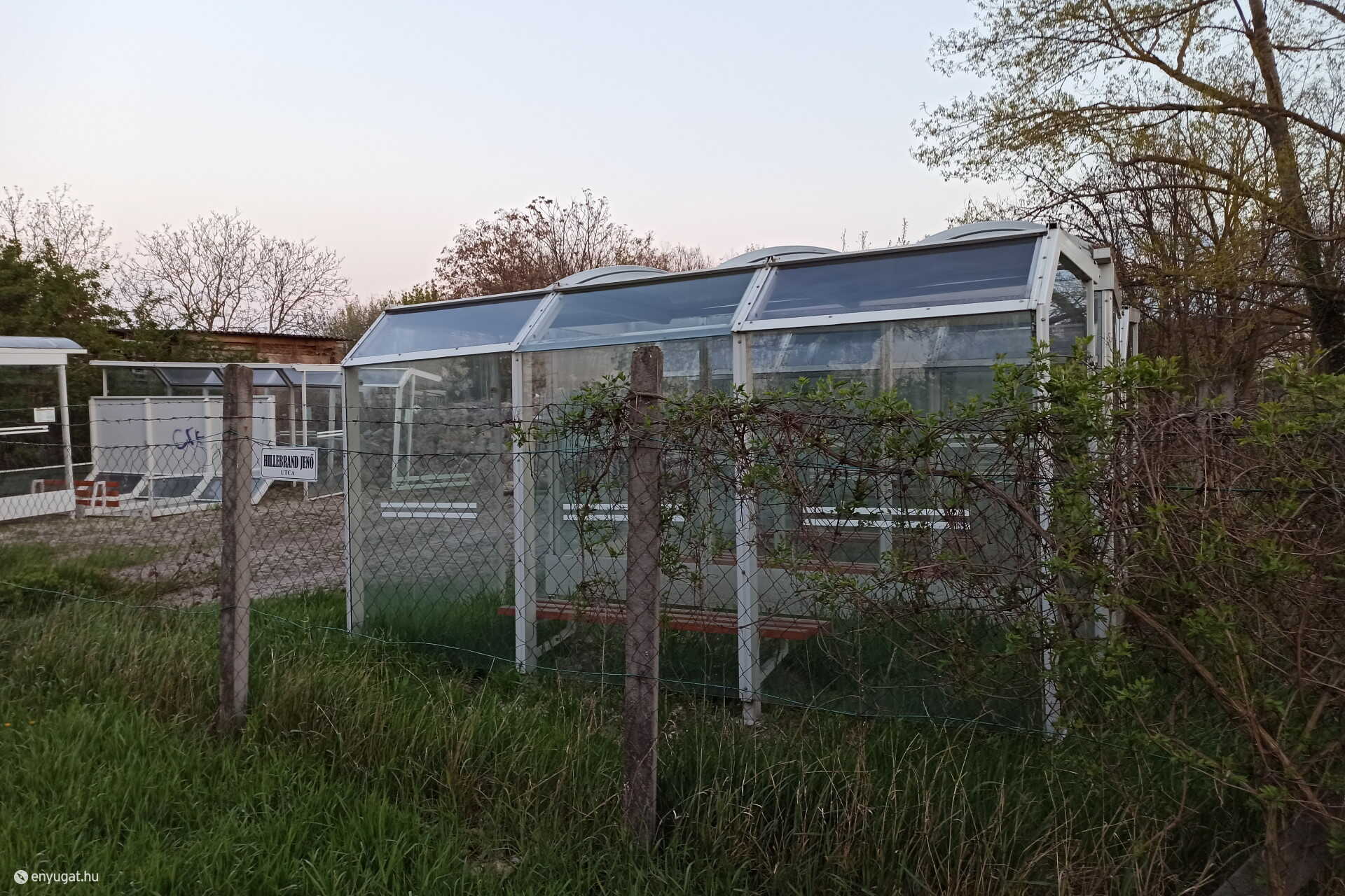A régi buszvárók egy üres telken