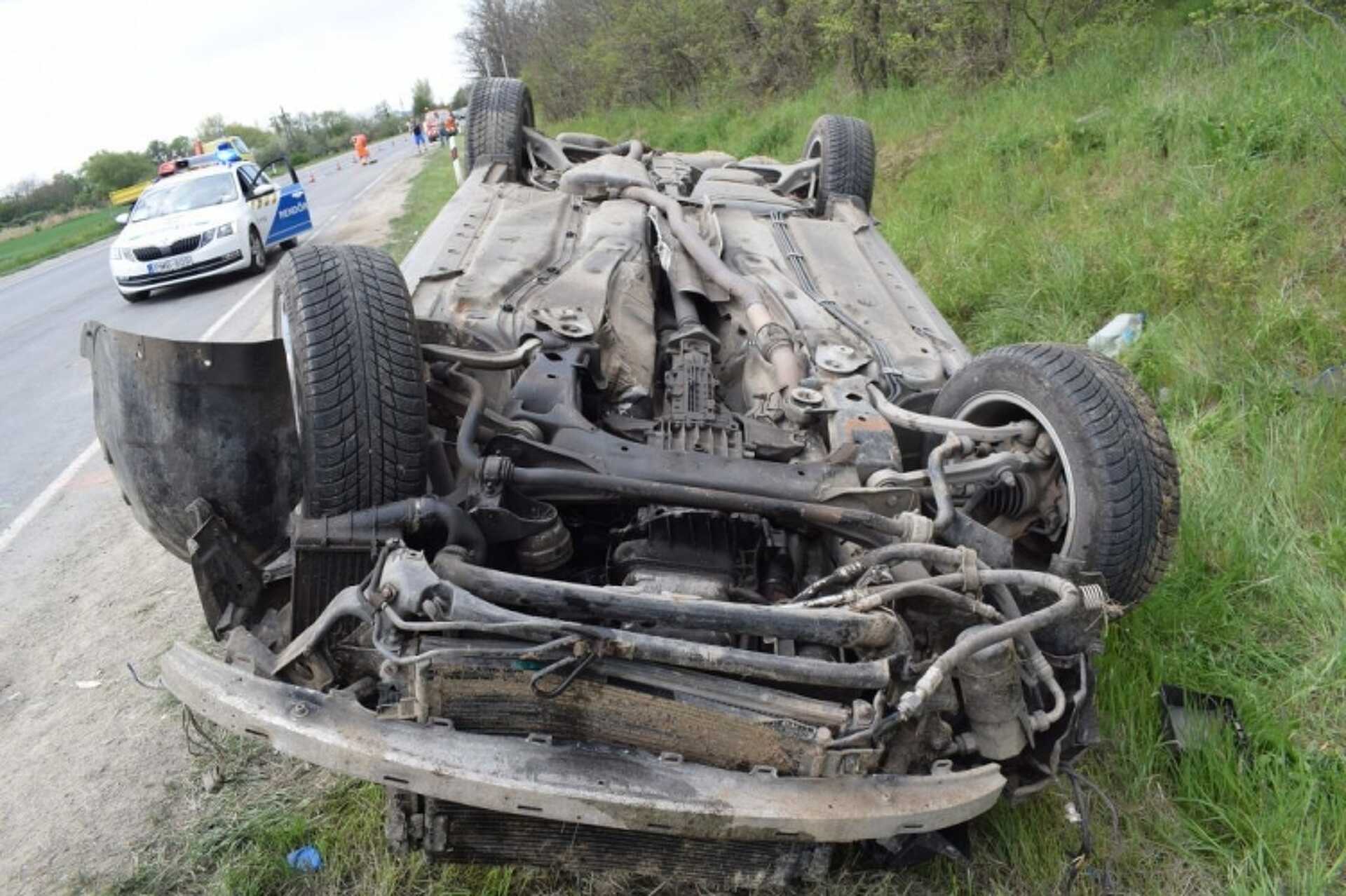 Felborult autó a 84-es úton