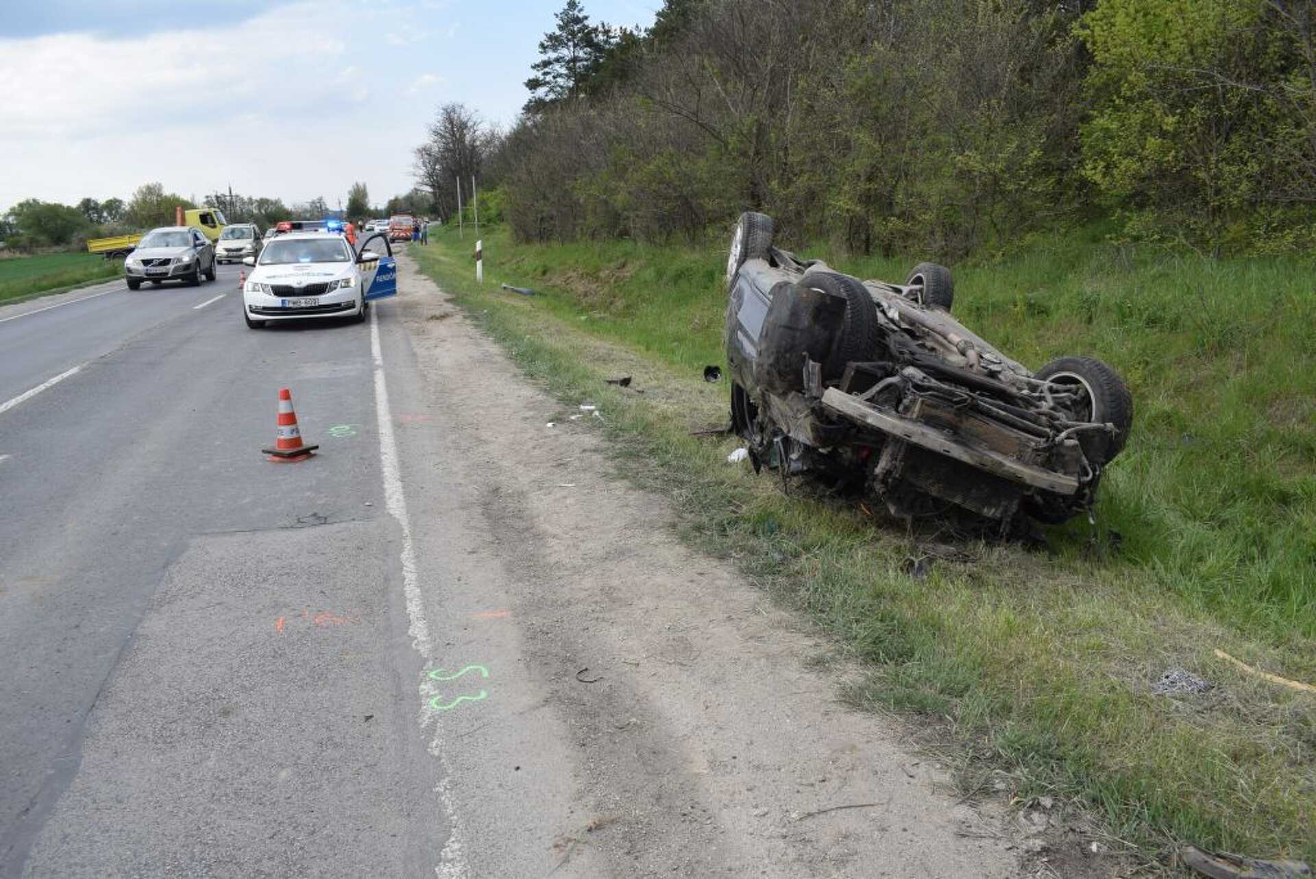 Felborult autó a 84-es úton