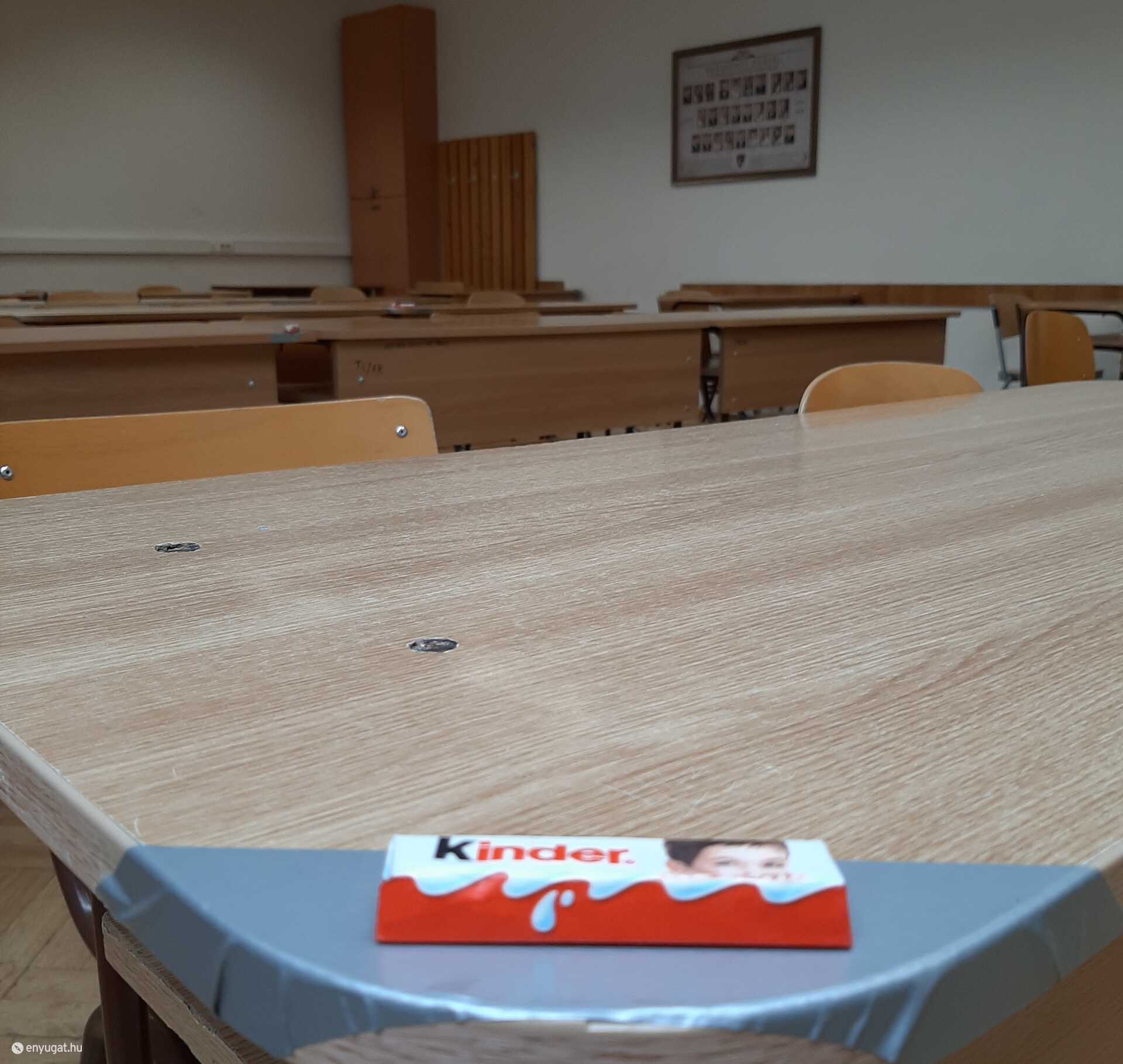 A kijelölt helyeken egy mosolygós csoki várta a vizsgázókat.