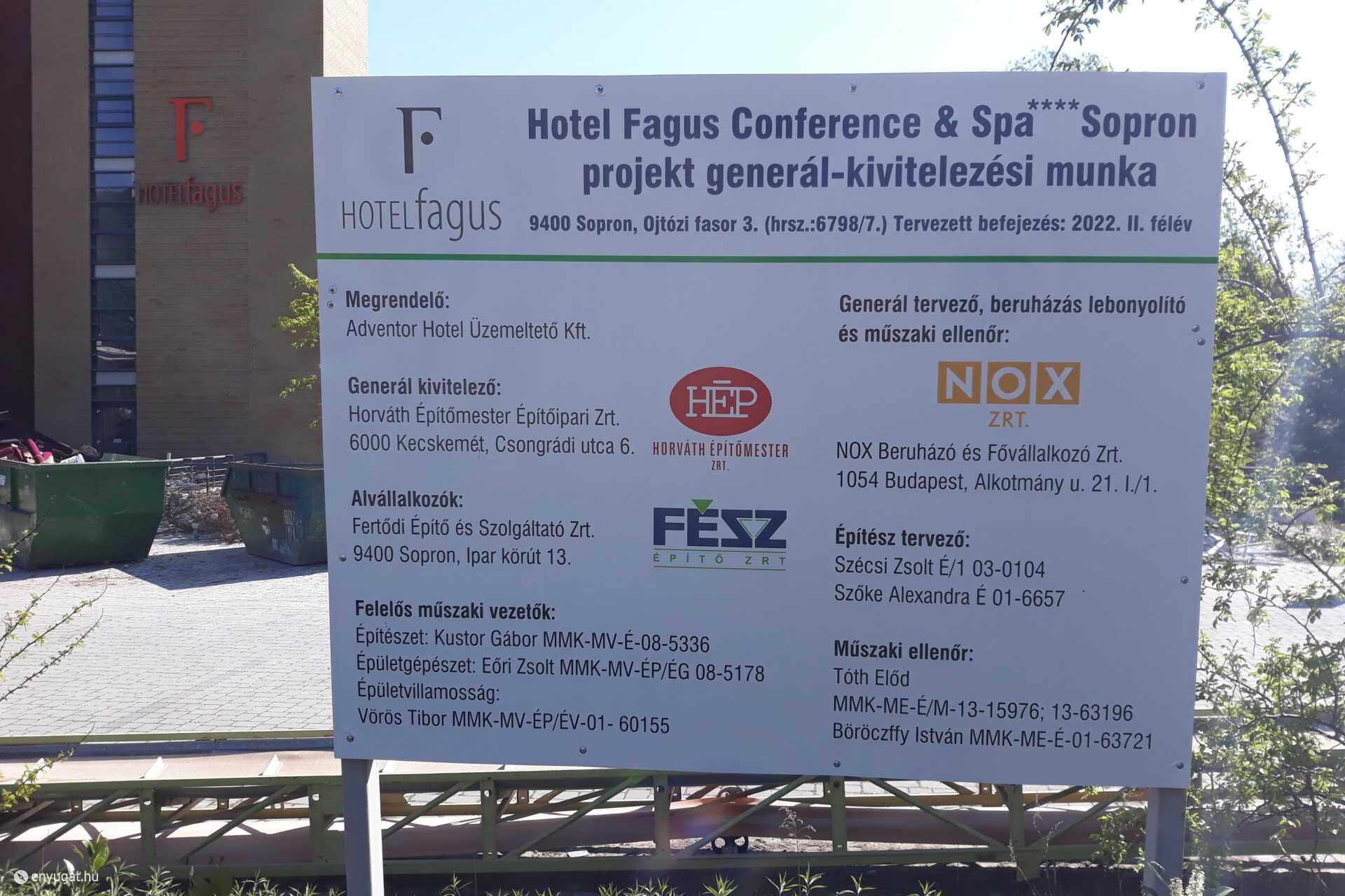 Sok minden leolvasható az információs tábláról.