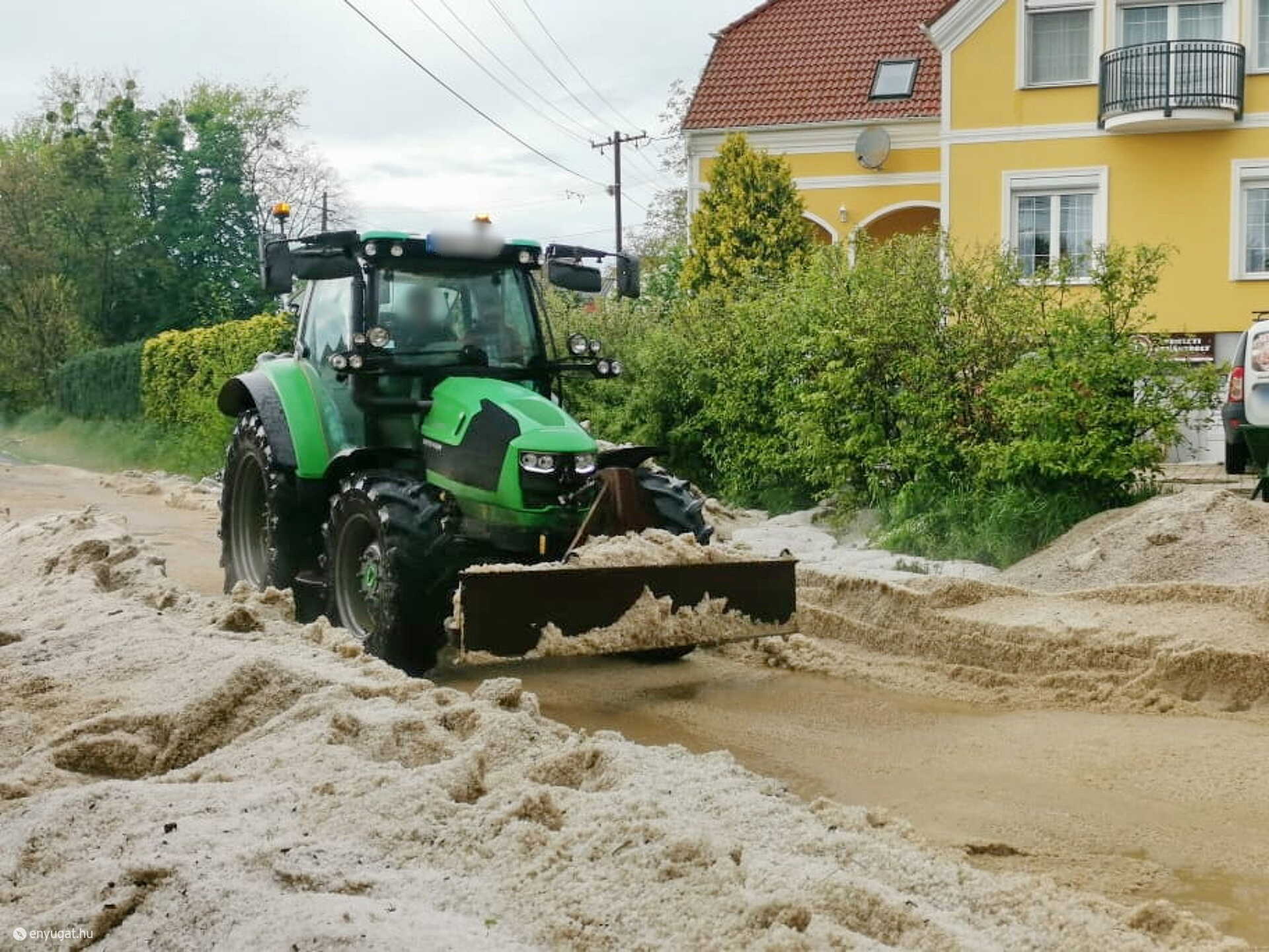 Munkagépekkel takarítják a jeget Peresznyén - félméteres jégtorlasz az úton