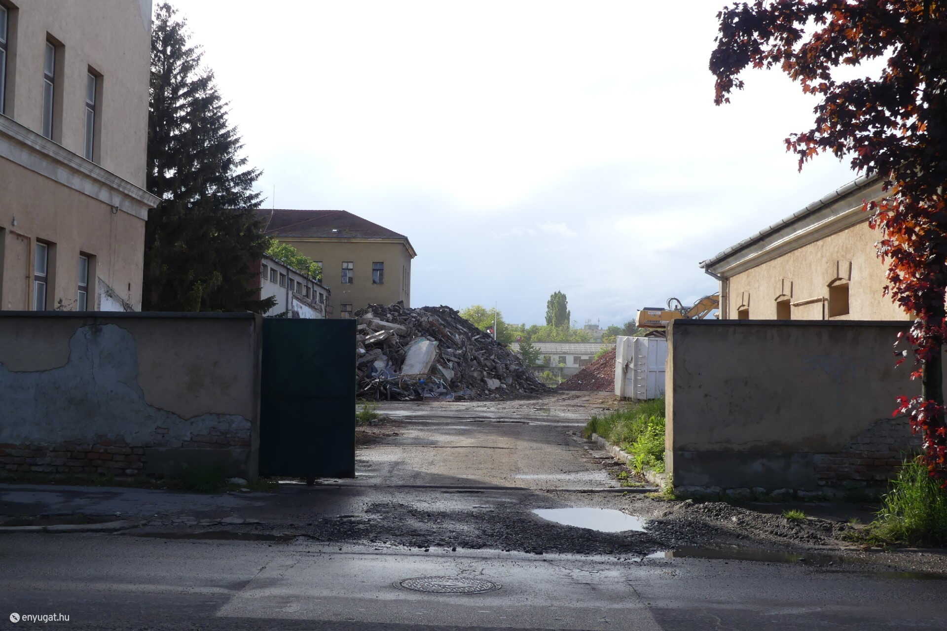 Bontás a rendészeti központ helyén