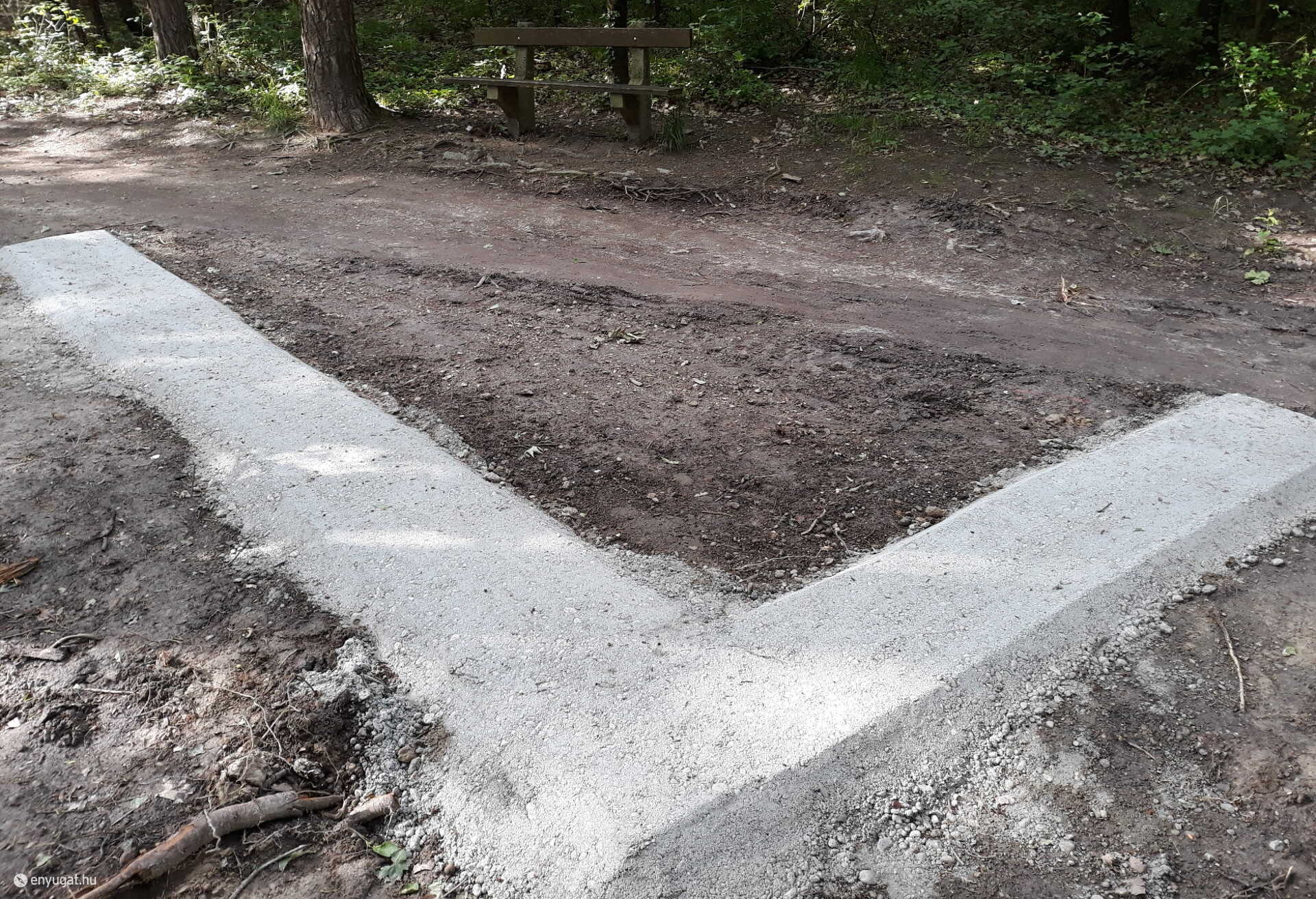 A régi pad is ott van, szerényen meghúzódik a háttérben.