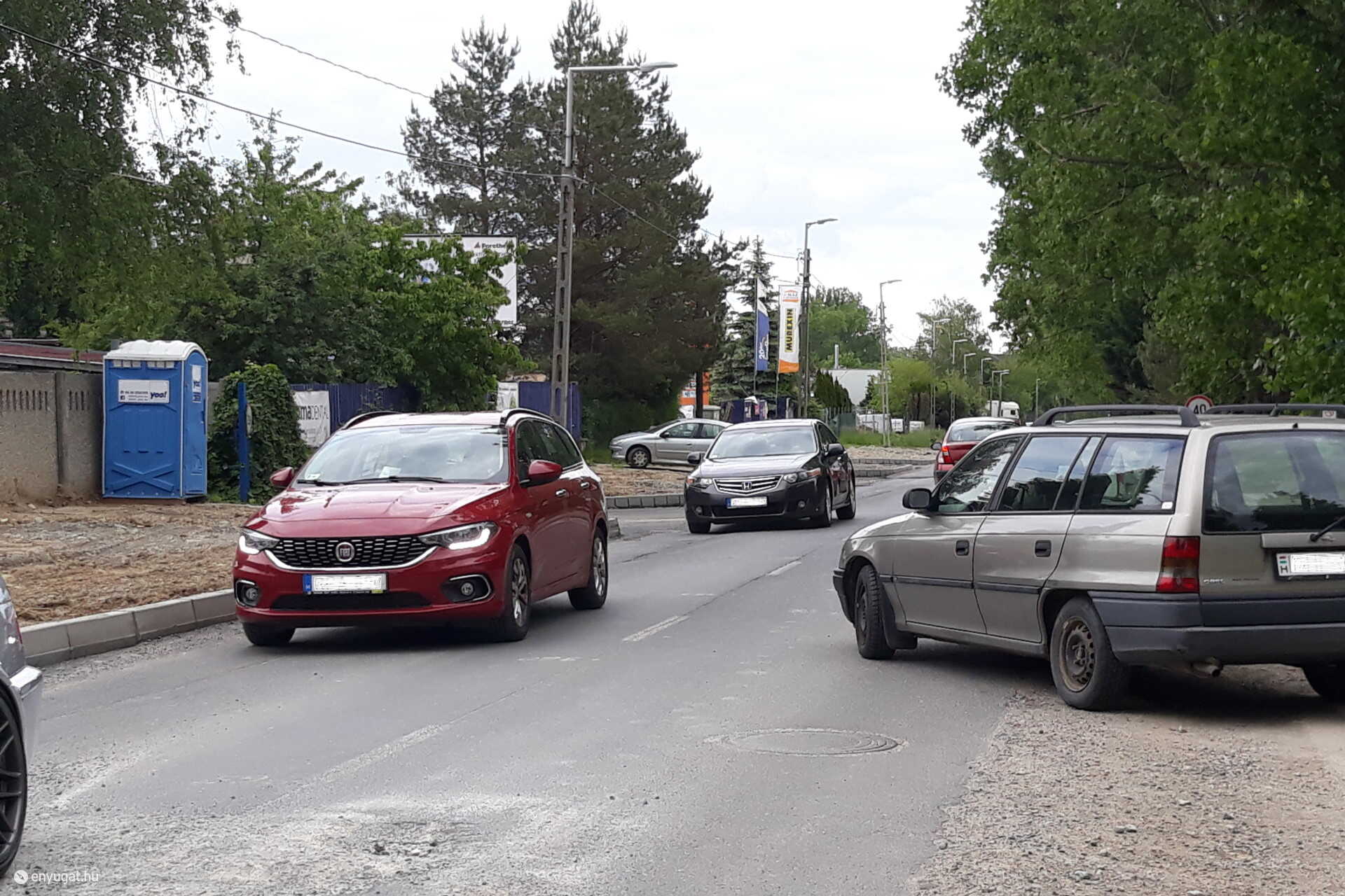 A forgalom jelentős és nem ritkák a teherautók sem.