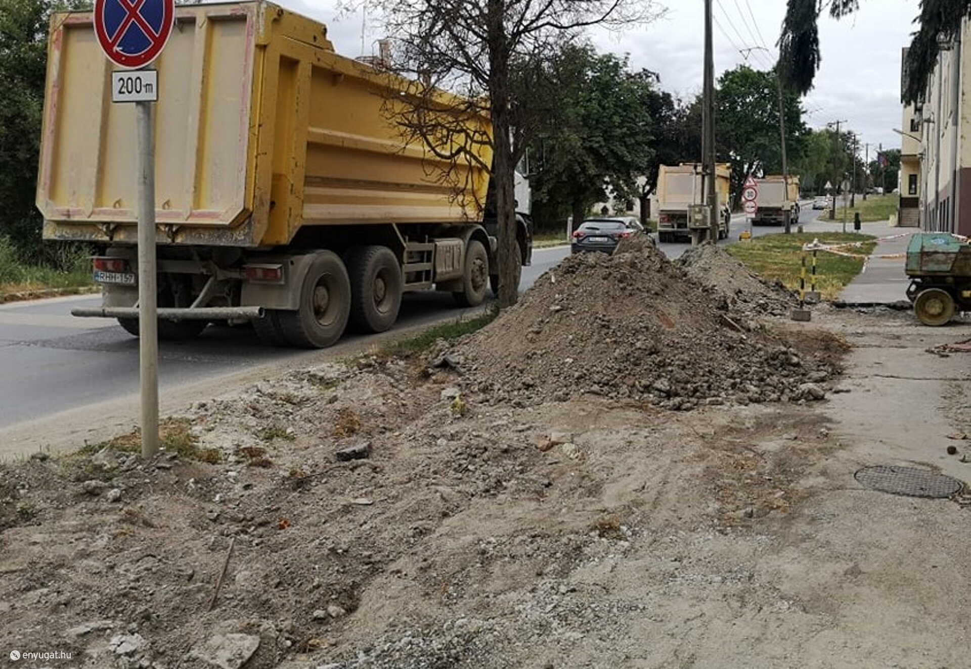 Nehéz járművek is gyakran használják az utat.
