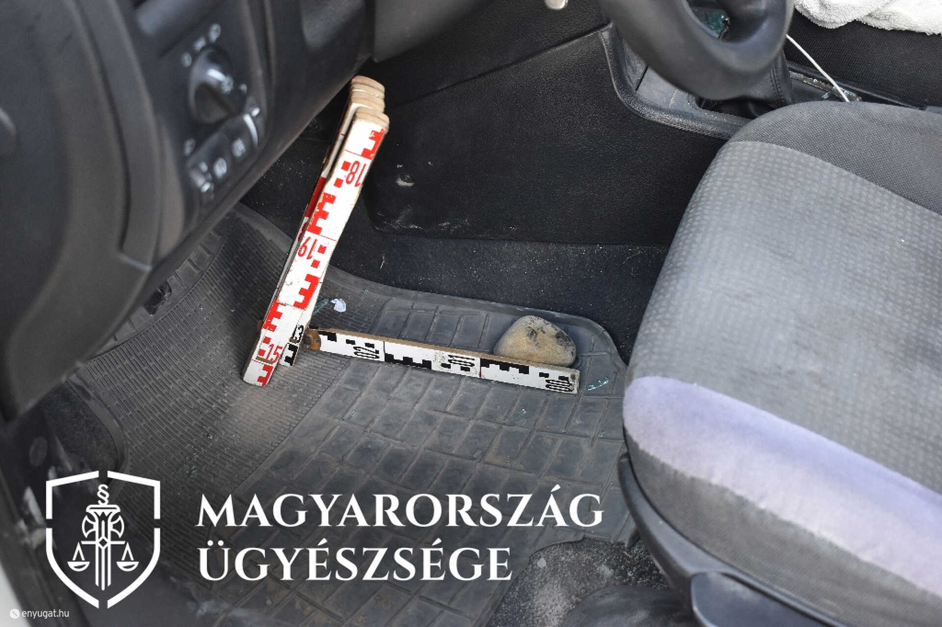 A kő menet közben törte át a kocsi ablakát.