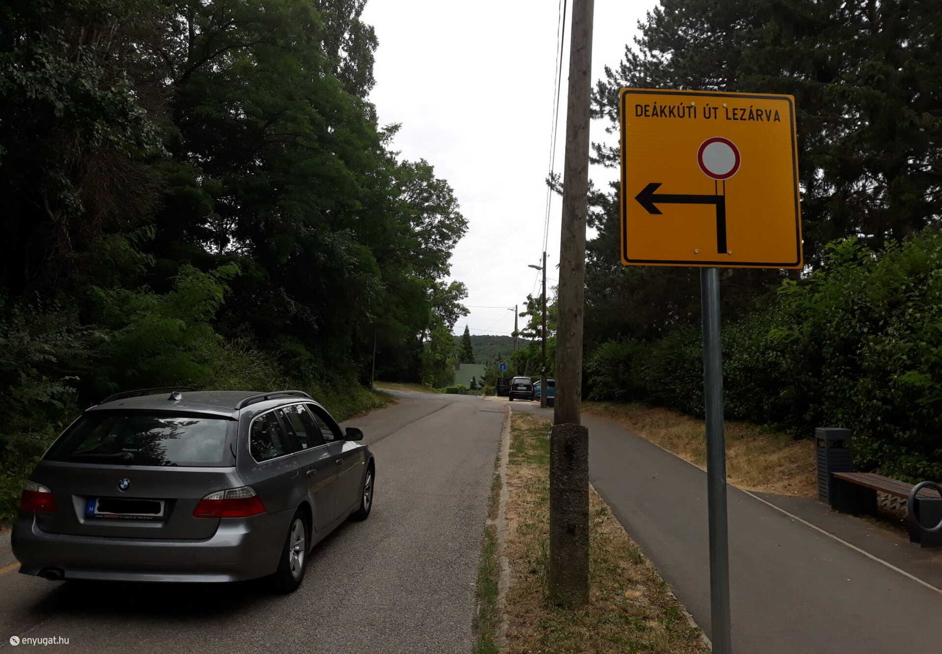 Deákkút lezárva. A Panoráma út felé ki lehet hajtani, de sokan inkább megfordulnak.