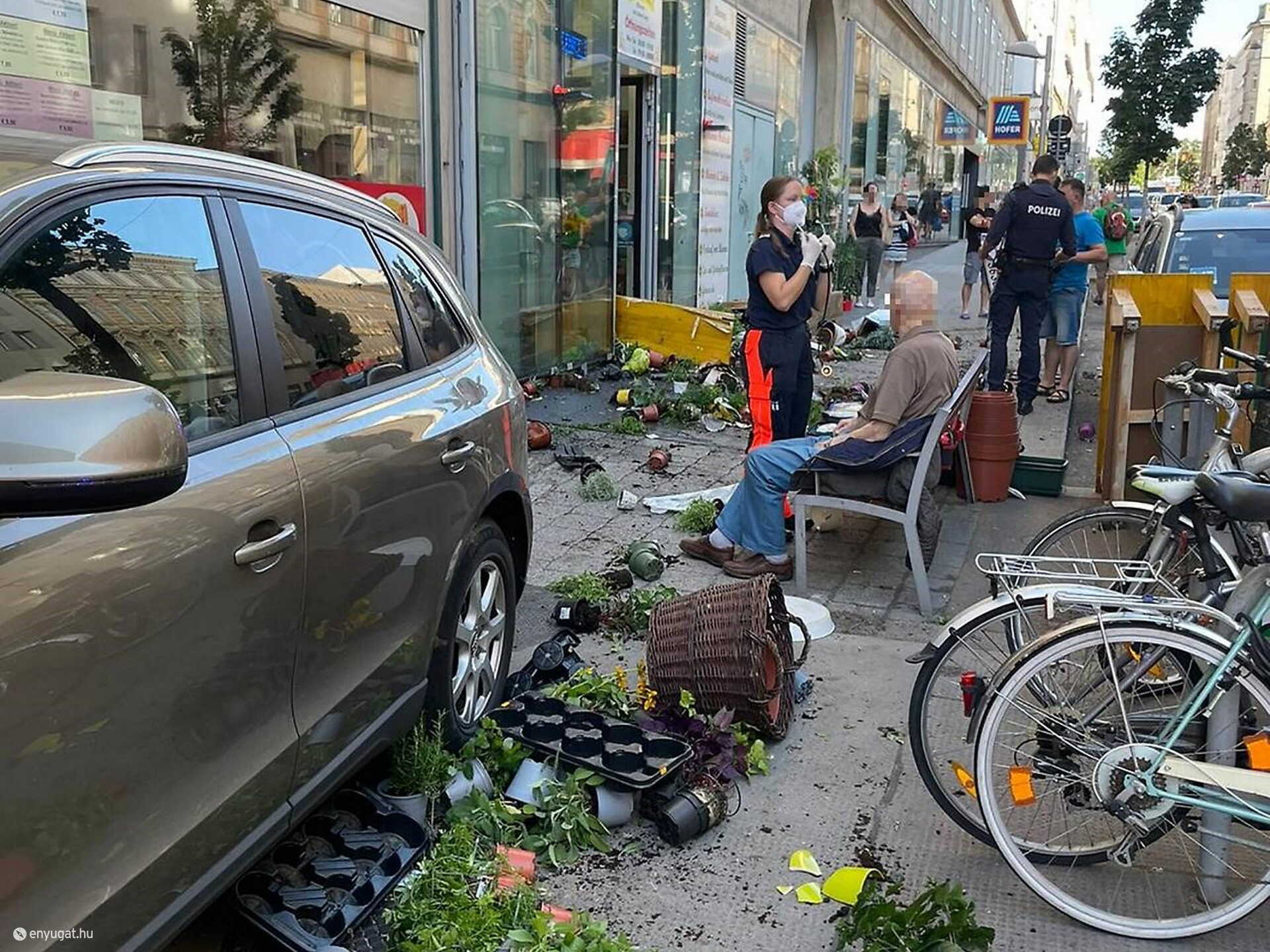 A bácsi átrendezte az utcaképet, szerencse, hogy nagyobb baj nem történt.