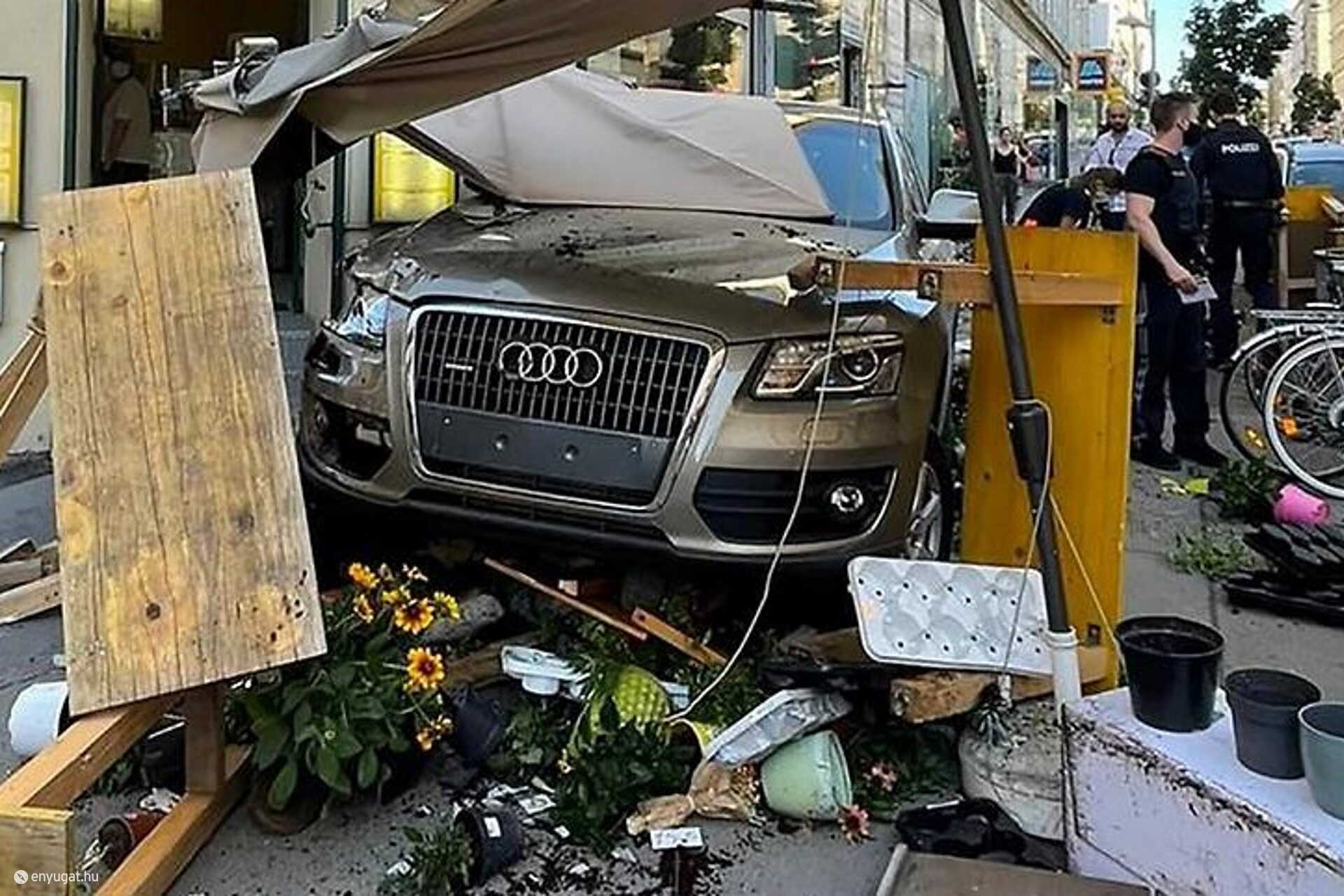 Szinte hihetetlen, hogy az idős sofőrnek nem esett baja a balesetben.